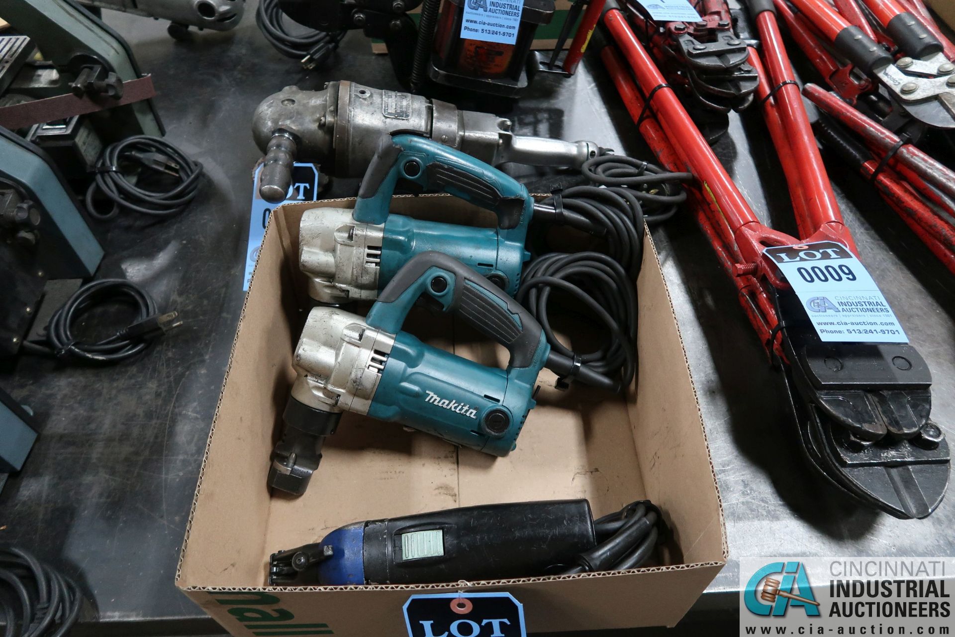 10 GAUGE CAPACITY MAKITA MODEL JN3201 RIGHT ANGLE ELECTRIC NIBBLERS WITH (1) STRAIGHT SHAFT NIBBLER