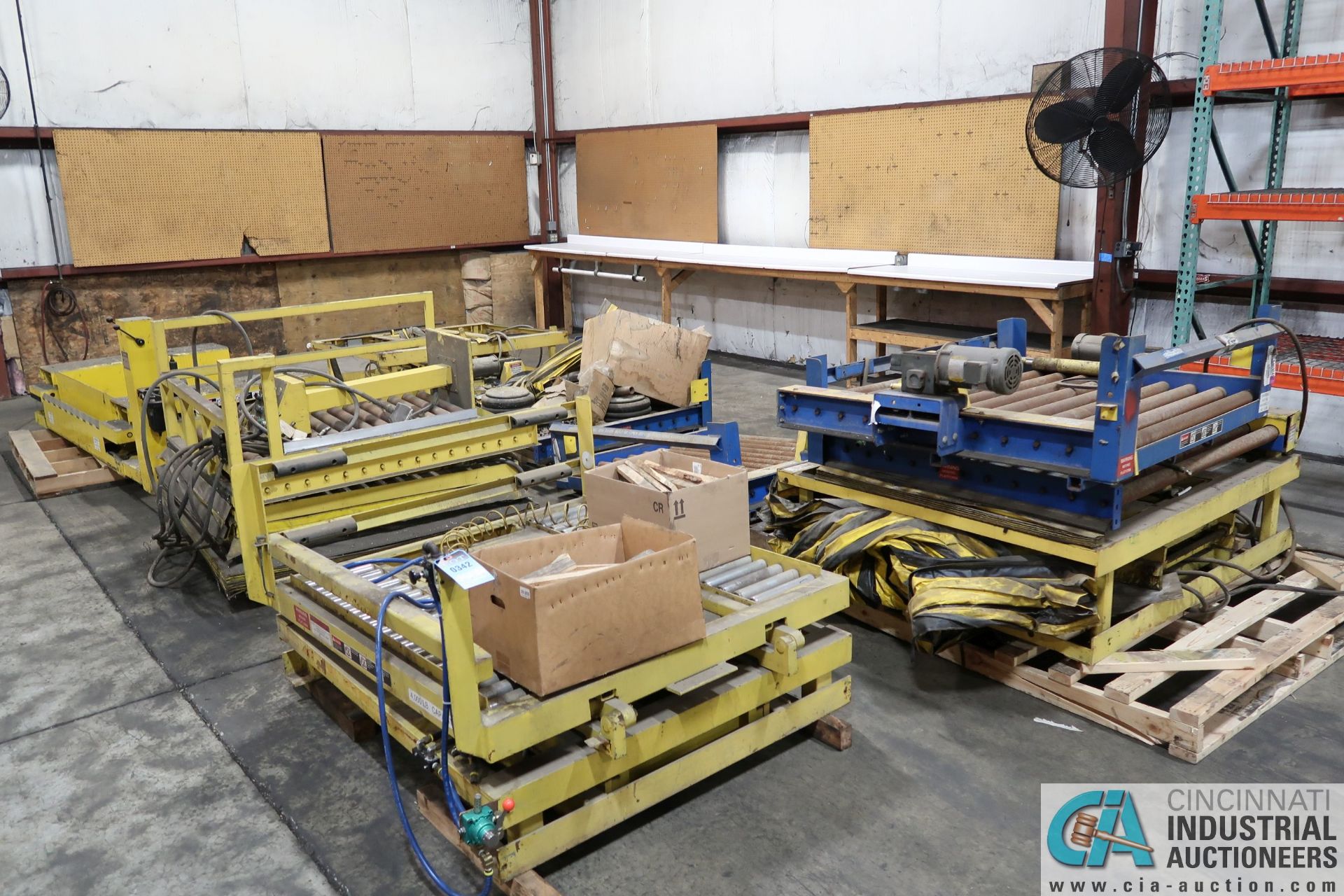 (LOT) MISCELLANEOUS POWERED ROLLER CONVEYOR LIFT TABLES