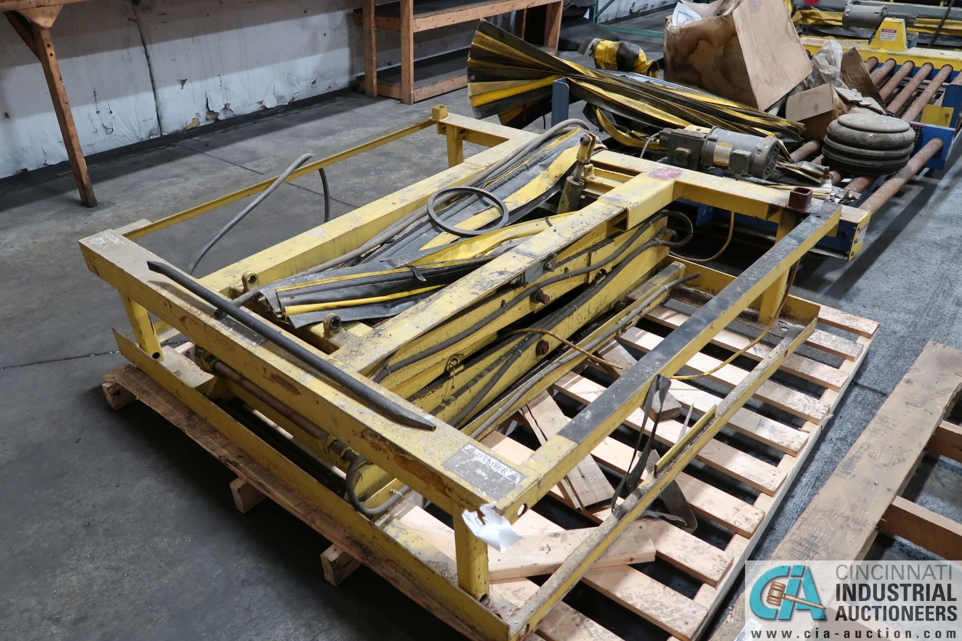 (LOT) MISCELLANEOUS POWERED ROLLER CONVEYOR LIFT TABLES - Image 8 of 10