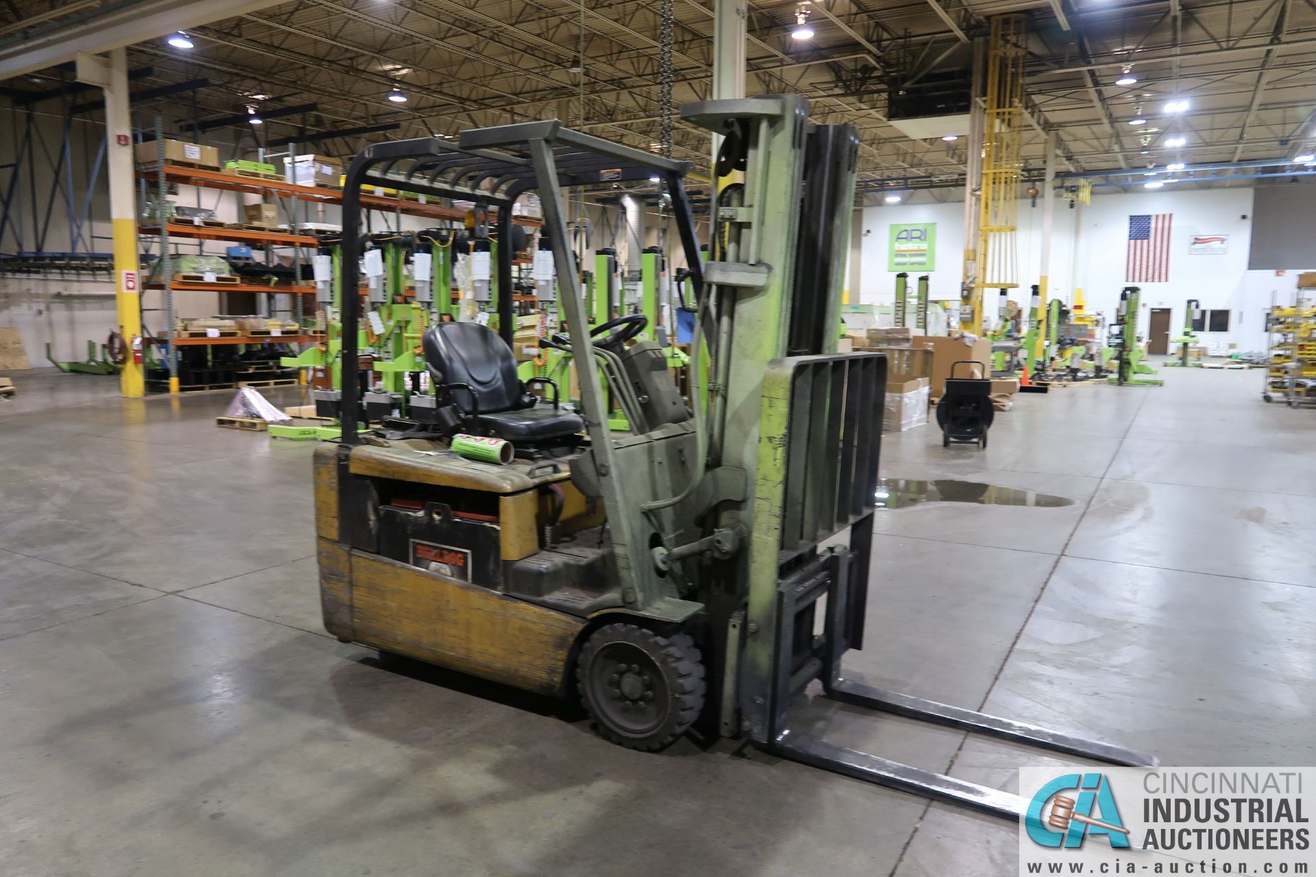 2,700 LB. CATERPILLAR MODEL EP18KT SOLID TIRE ELECTRIC TRI-WHEEL LIFT TRUCK; S/N ETB5B00855, 3-STAGE - Image 2 of 8