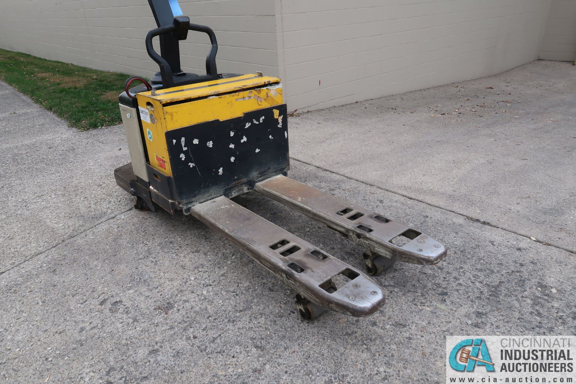 6,000 LB. CROWN MODEL PE3520-60 STAND-UP RIDE ALONG ELECTRIC PALLET TRUCK; S/N 6A133393, 2,377 HOURS - Image 4 of 8