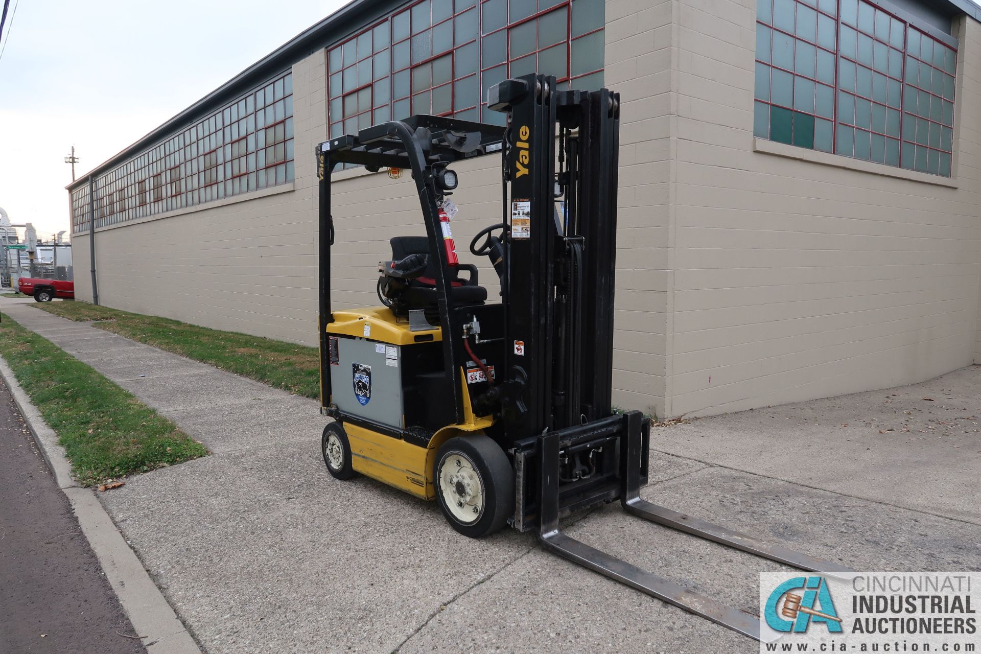 2015 - 4,000 LB. YALE MODEL ERC050VGN48TE092 48-VOLT CUSHION TIRE THREE STAGE MAST LIFT TRUCK; S/N - Image 2 of 18