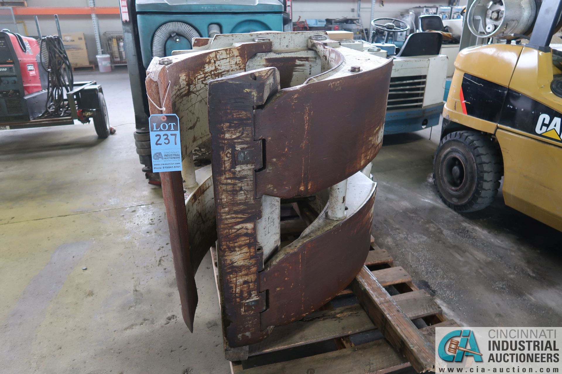 9,000 LB. CASCADE MODEL 90F-RCP-03C ROTATING PAPER ROLL CLAMP; S/N PTL1953702-1R3 **LOCATED AT 110