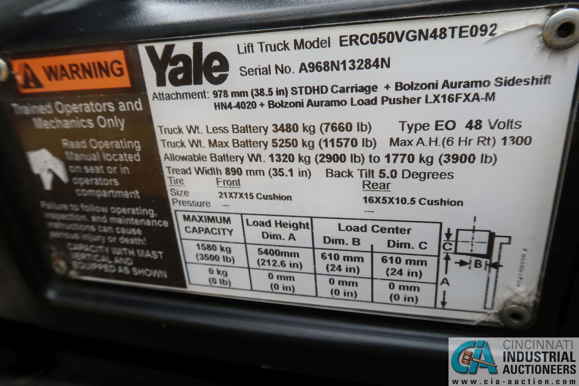 2015 - 4,000 LB. YALE MODEL ERC050VGN48TE092 48-VOLT CUSHION TIRE THREE STAGE MAST LIFT TRUCK; S/N - Image 13 of 18