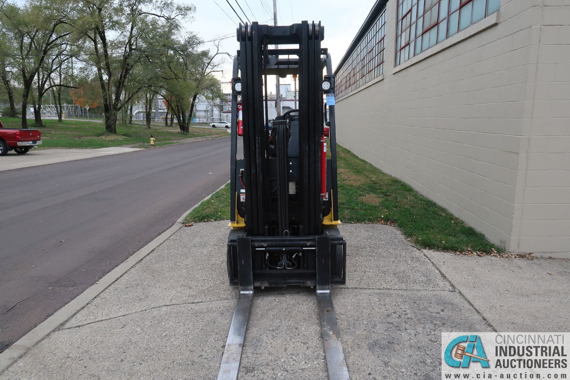 2015 - 4,000 LB. YALE MODEL ERC050VGN48TE092 48-VOLT CUSHION TIRE THREE STAGE MAST LIFT TRUCK; S/N - Image 5 of 18