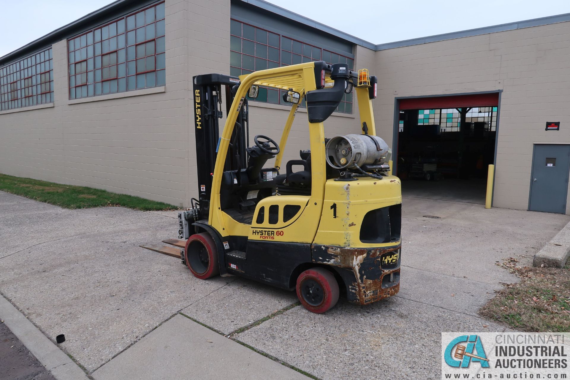 2014 - 6,000 LB. HYSTER MODEL S60FT LP GAS CUSHION TIRE THREE STAGE MAST LIFT TRUCK; S/N - Image 4 of 14