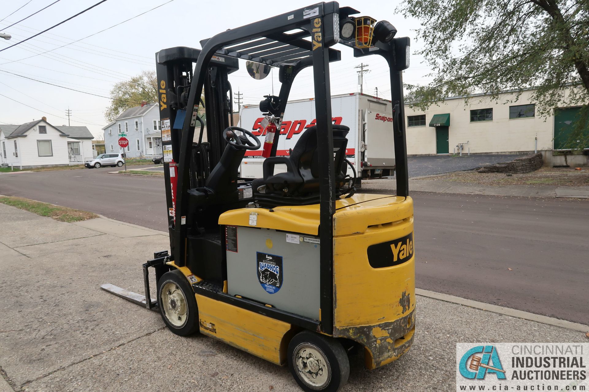 2015 - 4,000 LB. YALE MODEL ERC050VGN48TE092 48-VOLT CUSHION TIRE THREE STAGE MAST LIFT TRUCK; S/N - Image 4 of 18