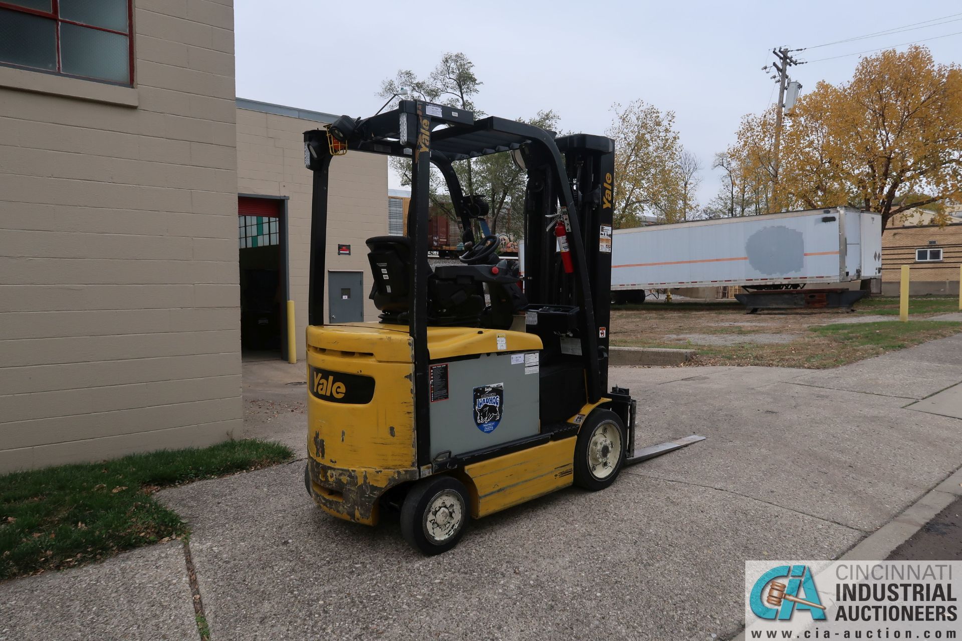 2015 - 4,000 LB. YALE MODEL ERC050VGN48TE092 48-VOLT CUSHION TIRE THREE STAGE MAST LIFT TRUCK; S/N - Image 3 of 18