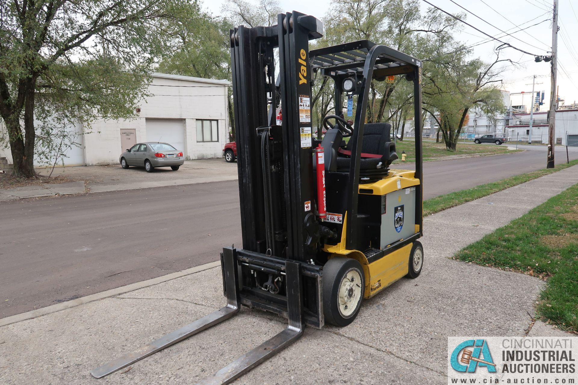 2015 - 4,000 LB. YALE MODEL ERC050VGN48TE092 48-VOLT CUSHION TIRE THREE STAGE MAST LIFT TRUCK; S/N