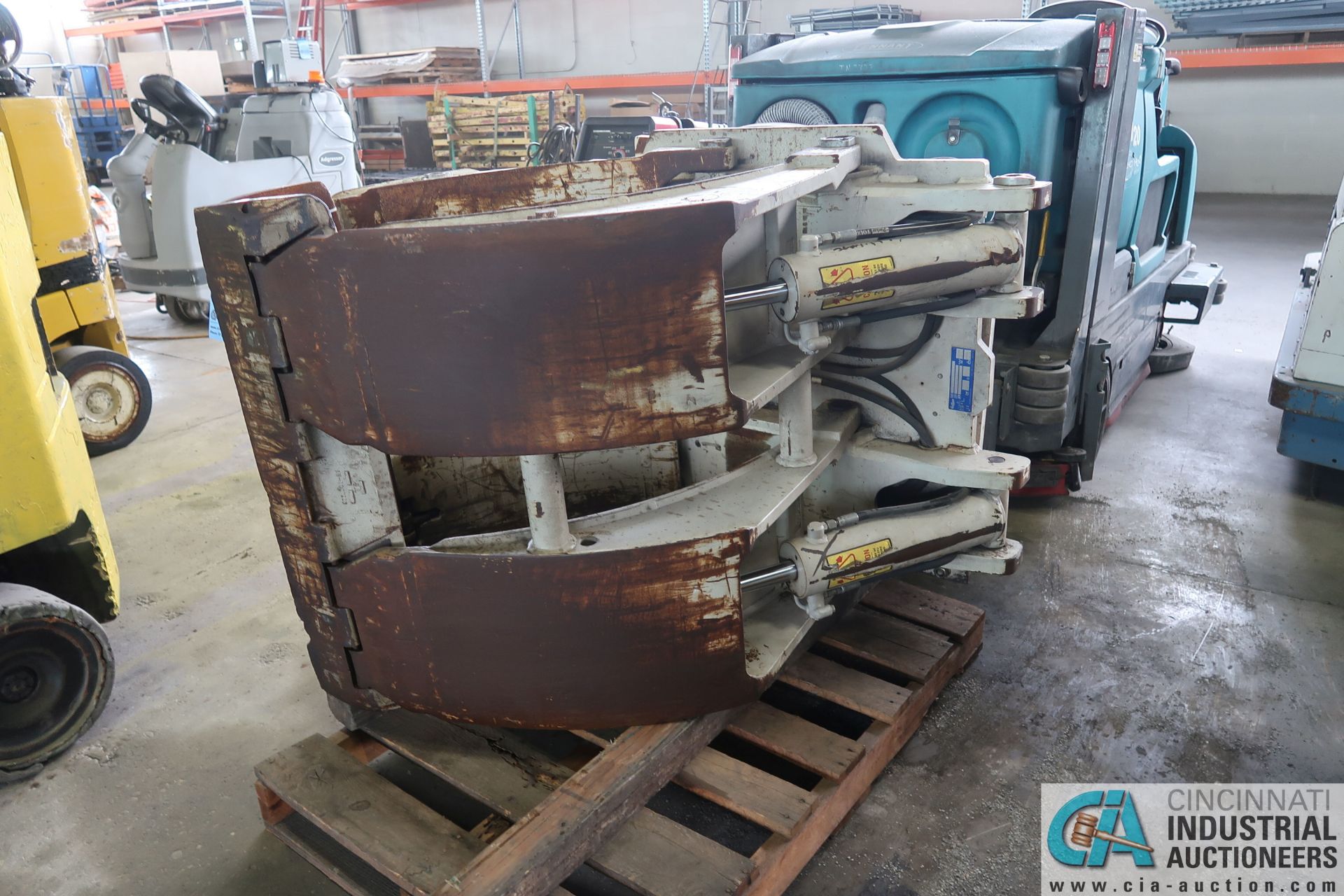 9,000 LB. CASCADE MODEL 90F-RCP-03C ROTATING PAPER ROLL CLAMP; S/N PTL1953702-1R3 **LOCATED AT 110 - Image 2 of 2