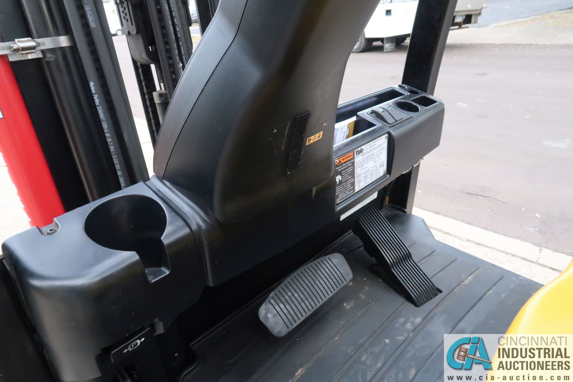 2015 - 4,000 LB. YALE MODEL ERC050VGN48TE092 48-VOLT CUSHION TIRE THREE STAGE MAST LIFT TRUCK; S/N - Image 8 of 18
