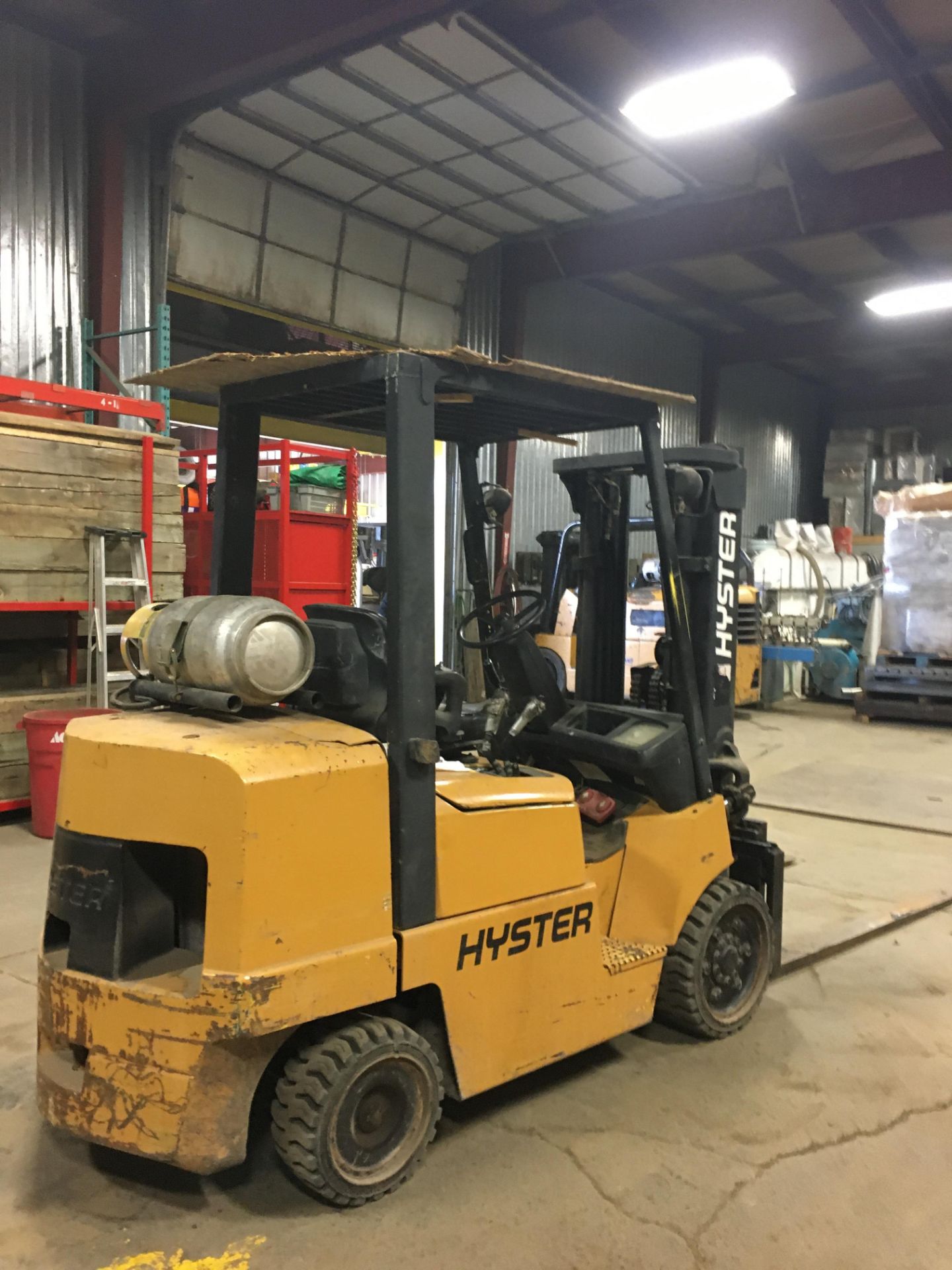 HYSTER PROPANE FORKLIFT, 8000 LBS CAP. (SIDESHIFT NOT FUNCTIONAL, NEEDS A REEL AND 2 HOSES) - Bild 2 aus 4