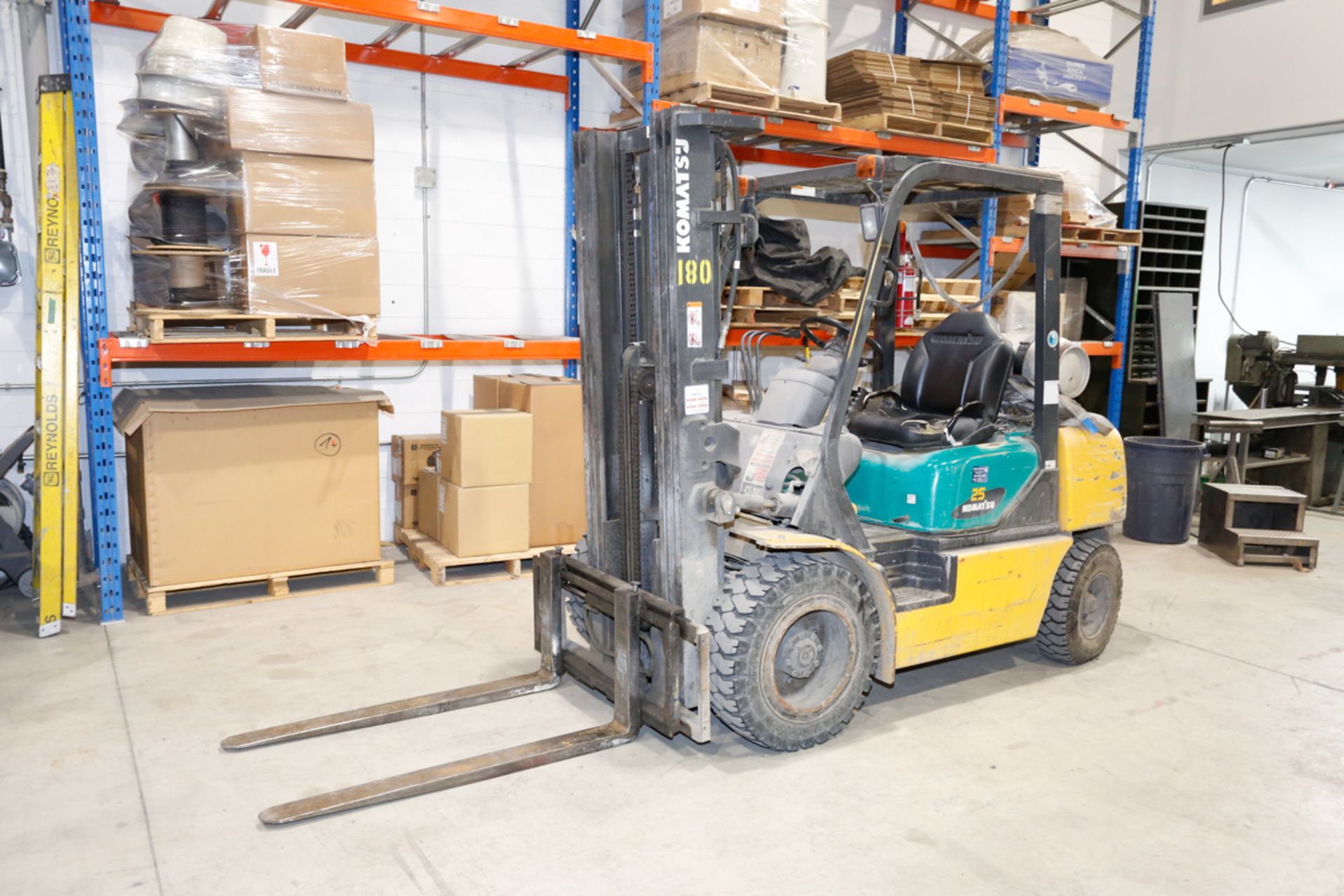 KOMATSU PROPANE FORKLIFT MOD. FG25T-14, 4600 LBS CAP, 15 98 HOURS, S/N: 584076A - Image 5 of 5