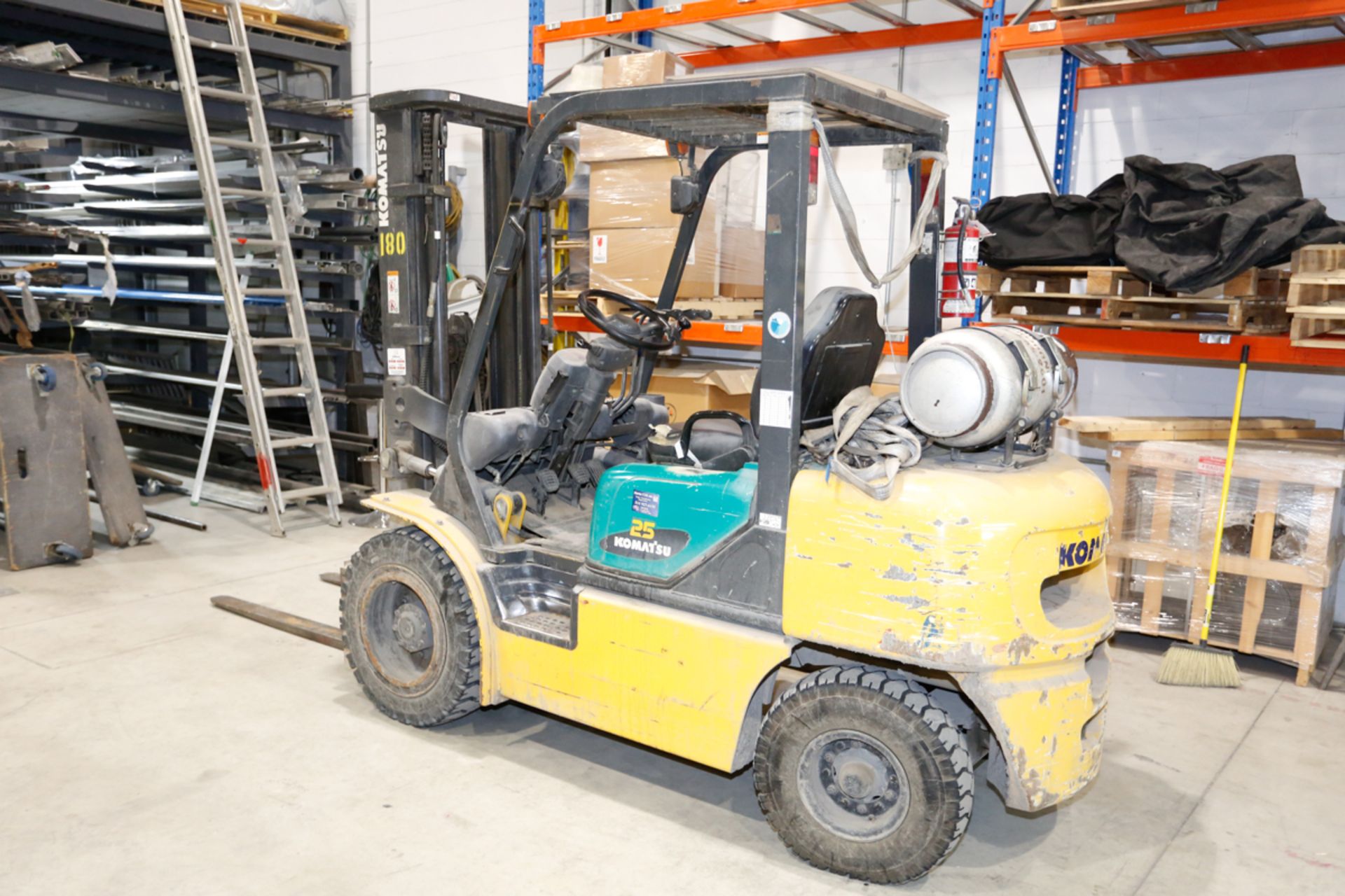 KOMATSU PROPANE FORKLIFT MOD. FG25T-14, 4600 LBS CAP, 15 98 HOURS, S/N: 584076A - Image 4 of 5