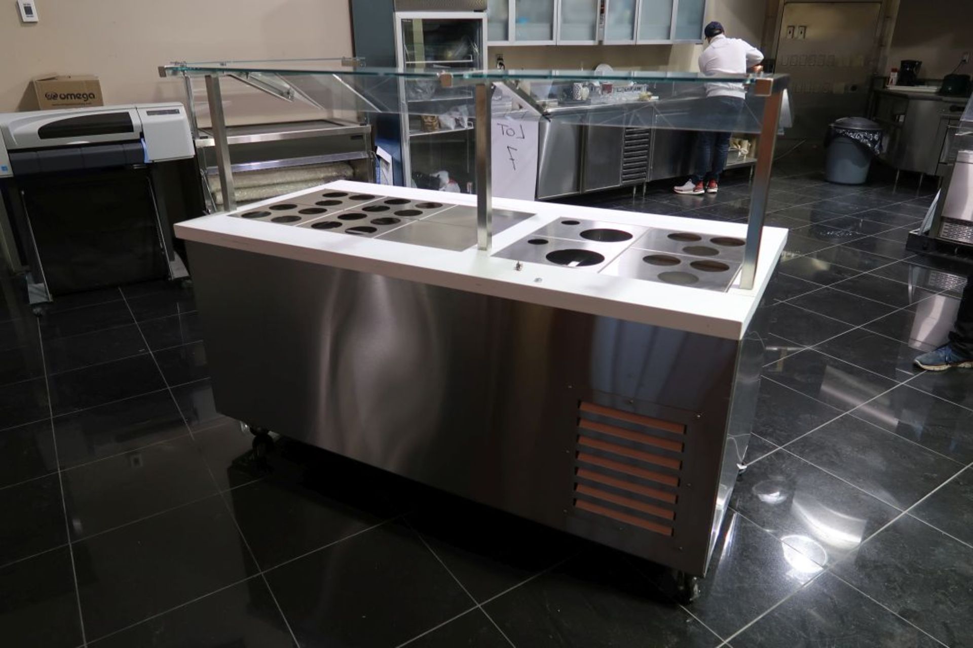 *NEW* DIAMOND 30’’X72’’ REFRIGERATED COUNTER WITH TOP CONDIMENT DISPLAY, 2 GLASS DOORS, SNEEZE - Image 2 of 3