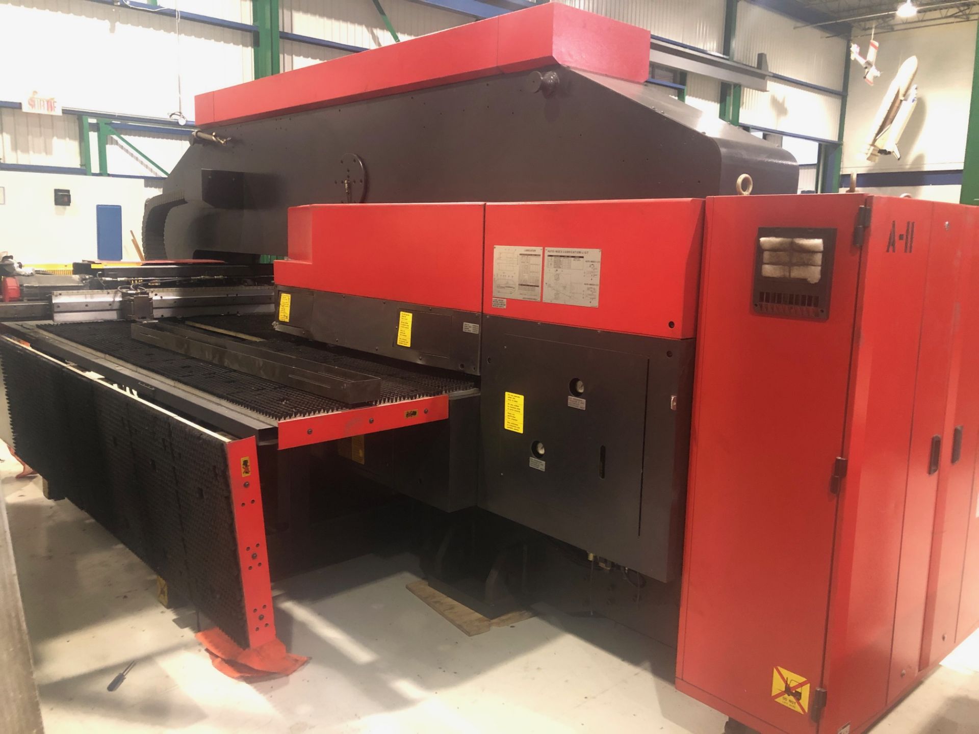 AMADA CNCPUNCH MOD. VIPROS 358 KING II, 30 TONS 58 STATION , S/N: 35840257 (2000) - Image 4 of 7