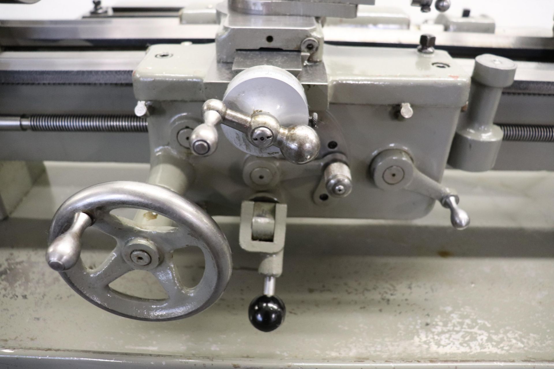 South Bend Lathe Heavy 10, late model USA made w/ VFD & IN/MM threading - Image 6 of 14