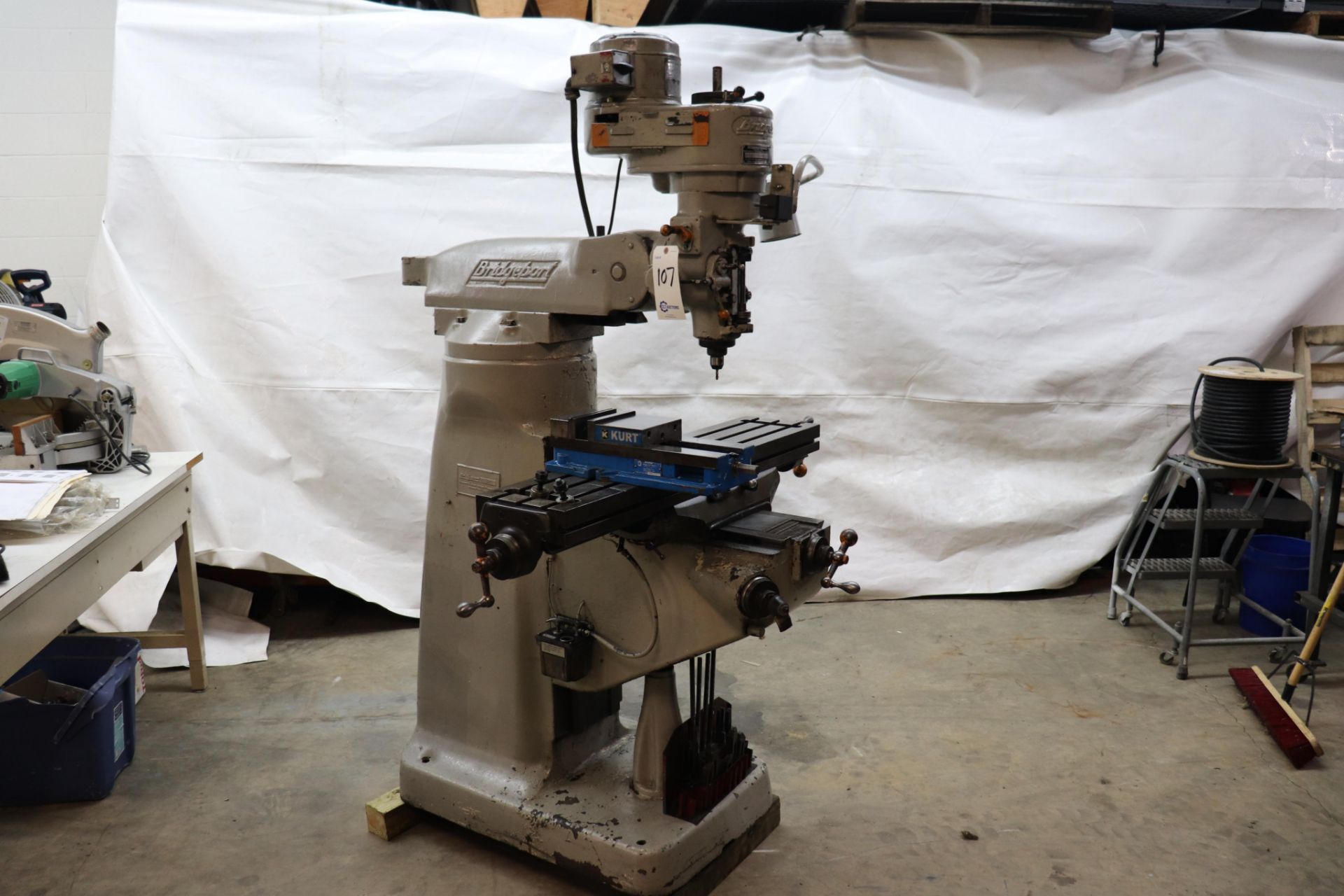 Bridgeport J-Head milling machine w/ Kurt Vise