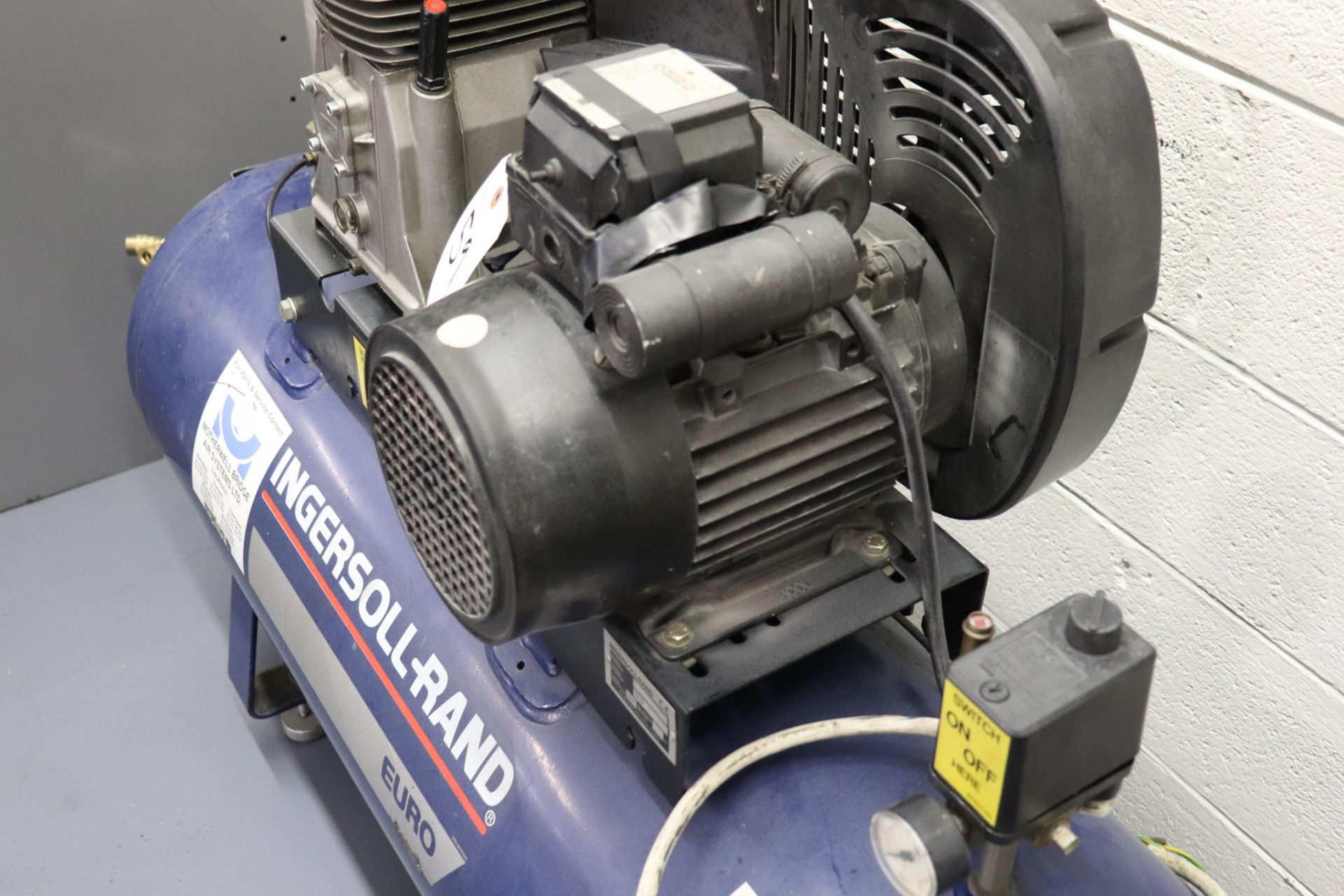 Ingersoll-Rand Euro 2.2KW air compressor *has bad switch* - Image 2 of 4