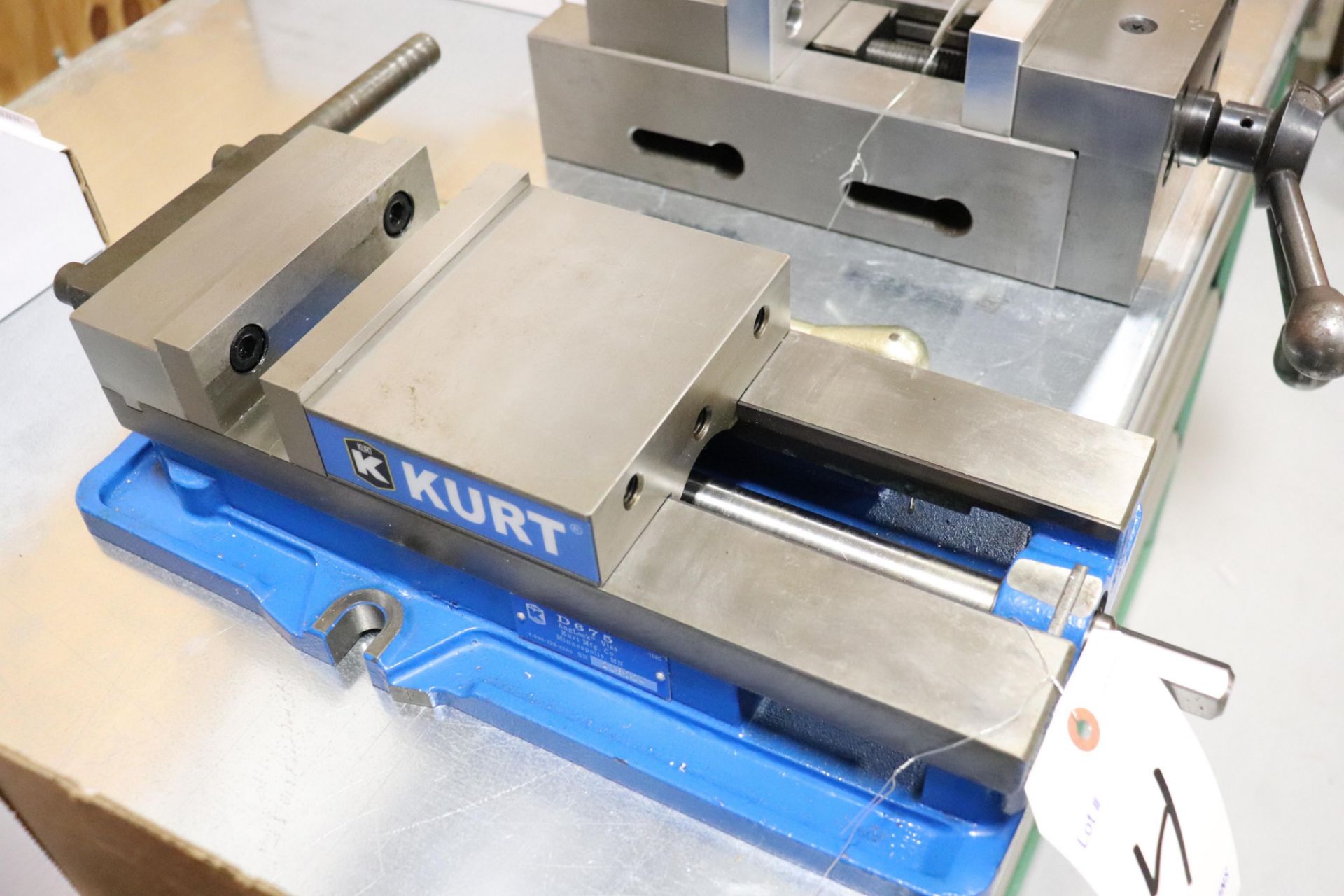 Kurt D-675 6" milling vise