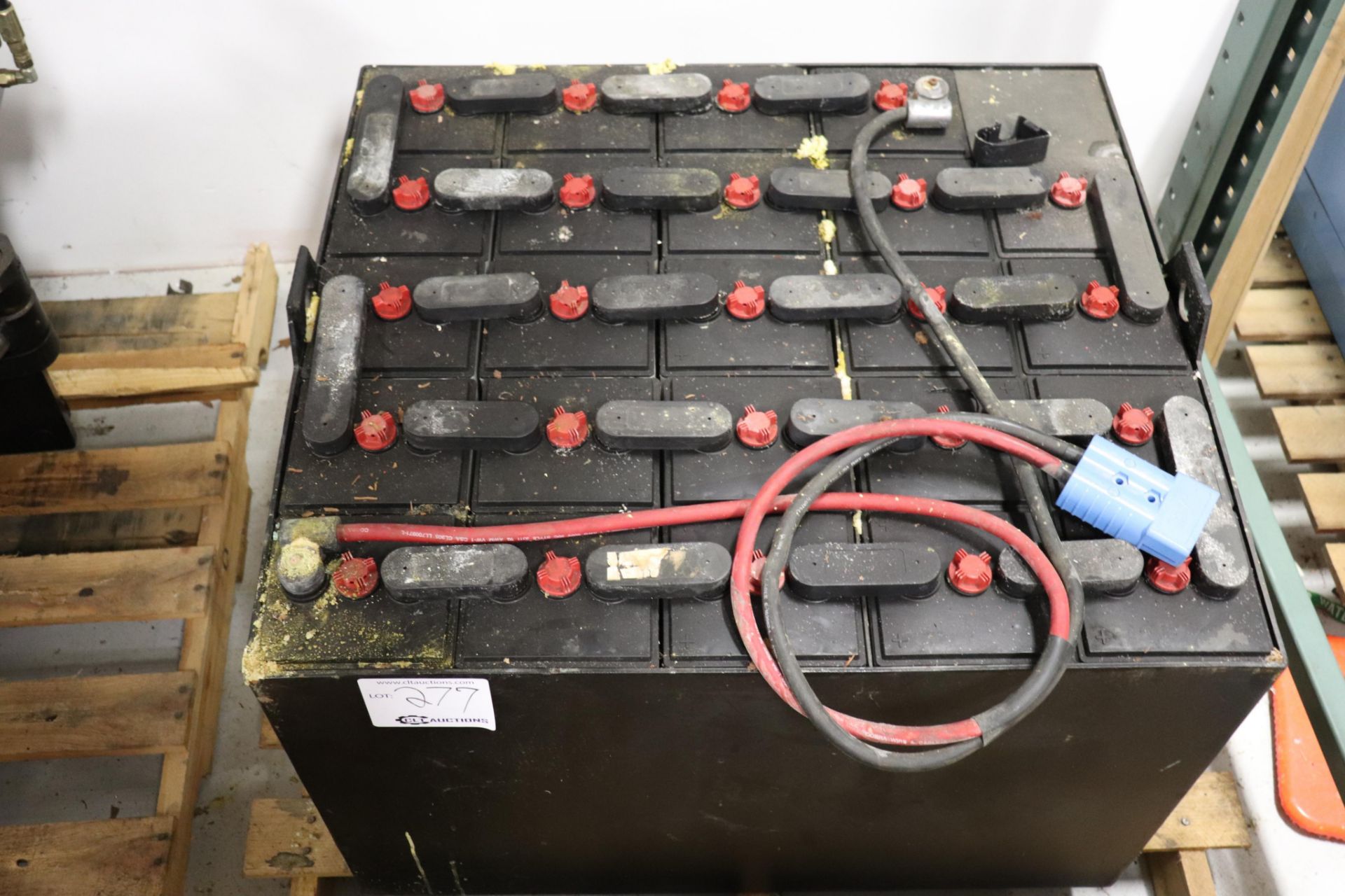 Used forklift battery for recycling. 3000lbs approximate - Image 2 of 2