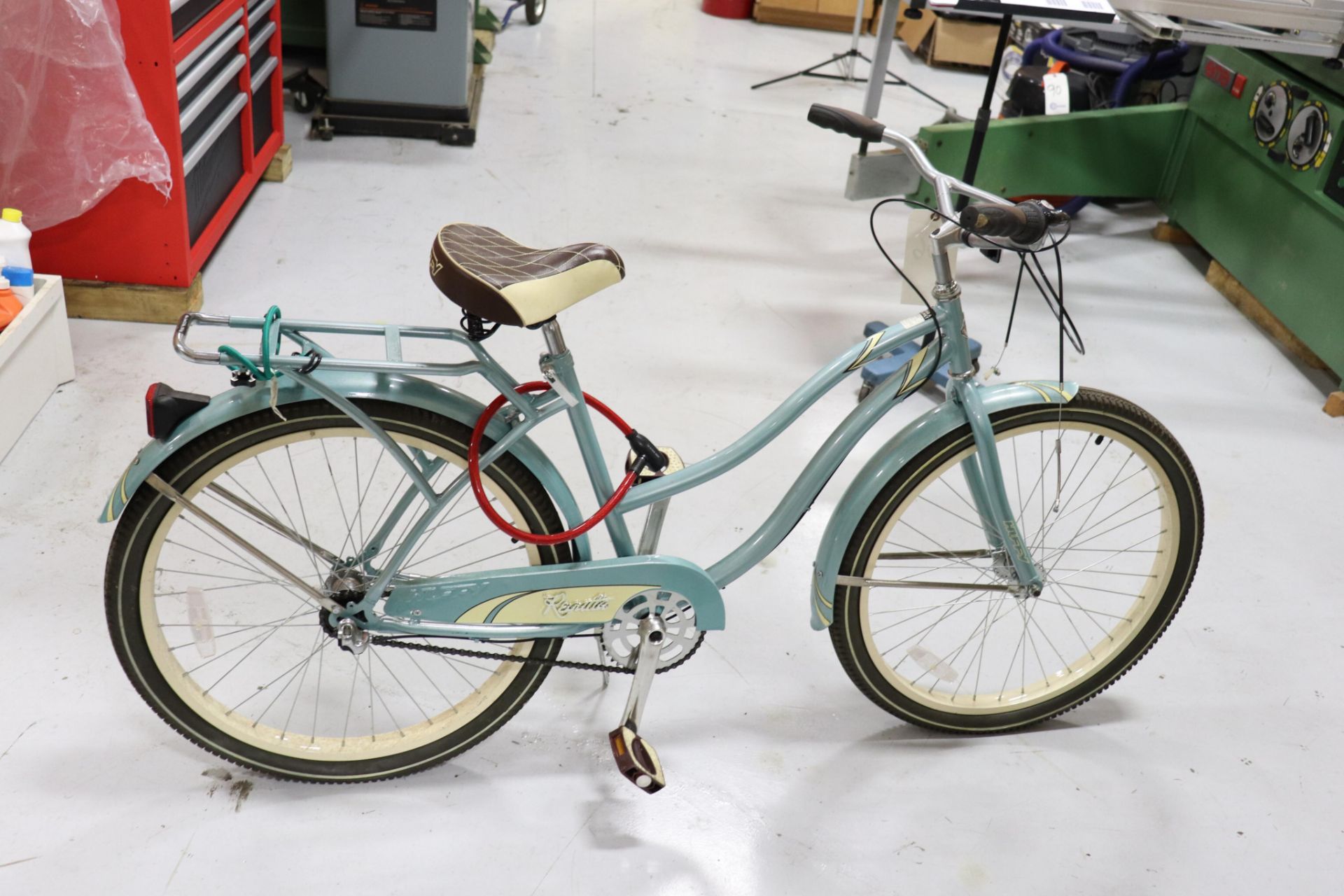 Huffy Regatta beach bicycle - Image 2 of 3