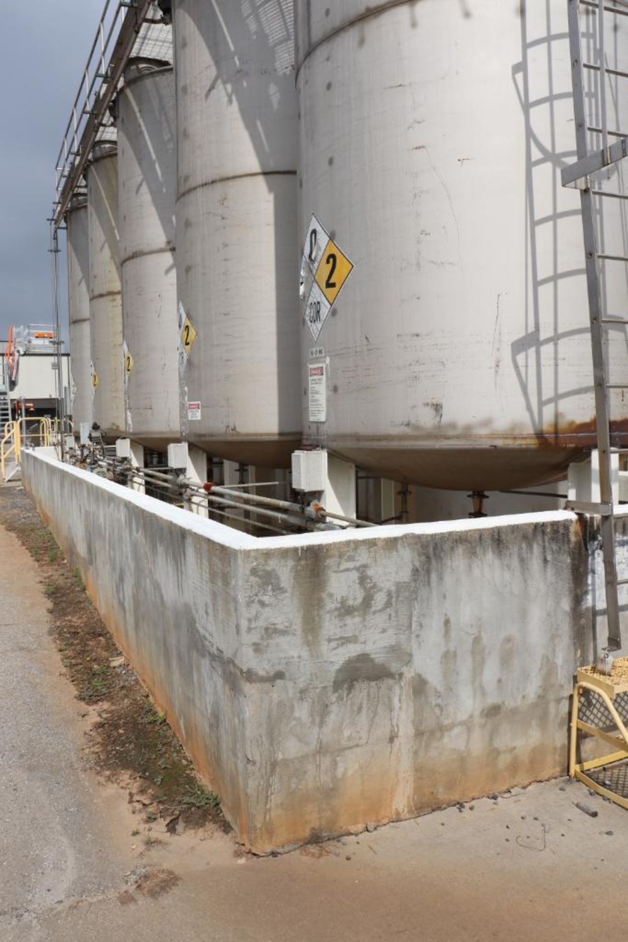 Stainless tank farm including 5 tanks and all components. - Image 7 of 16