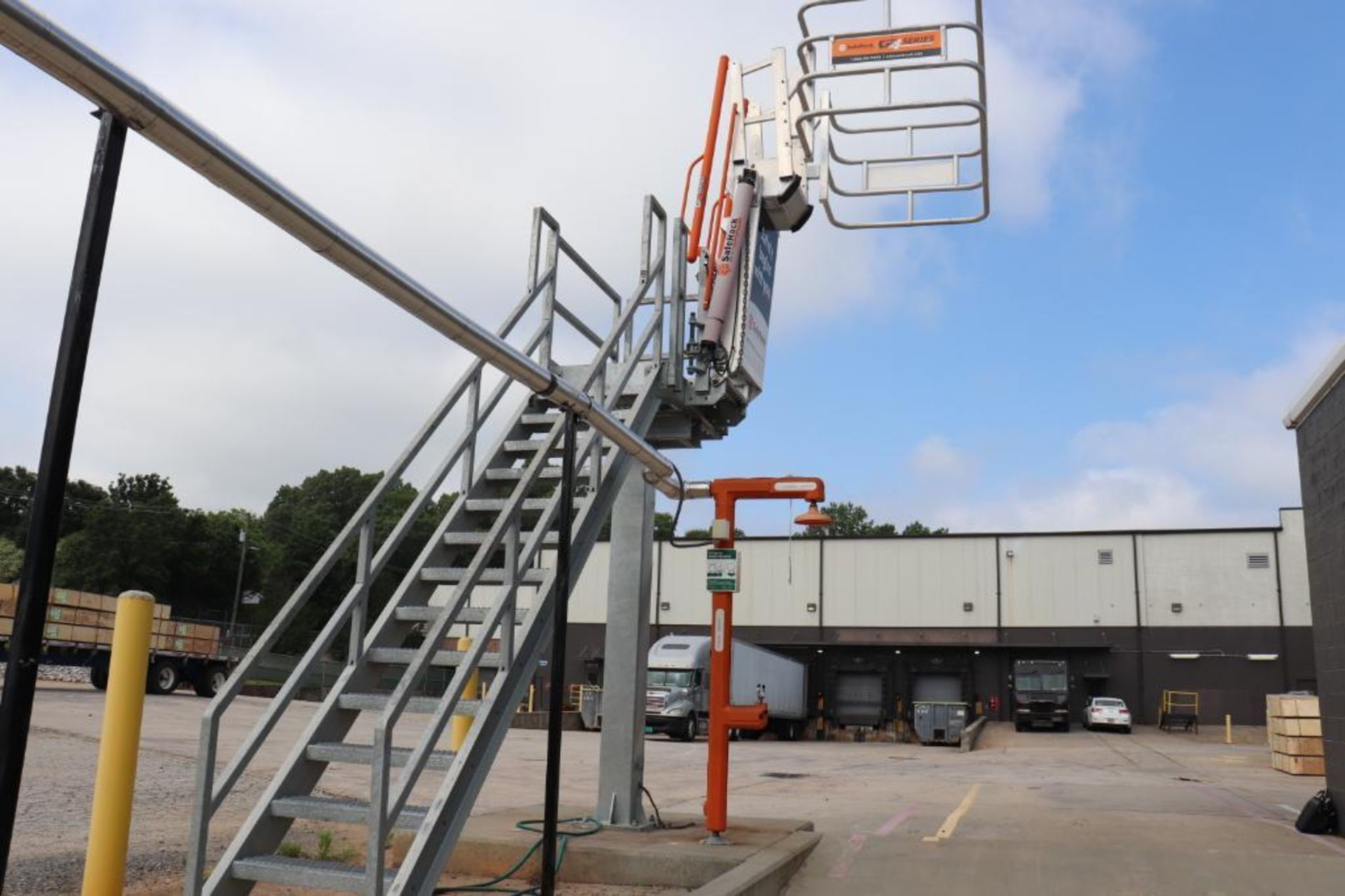 SafeRack truck loading and unloading platform