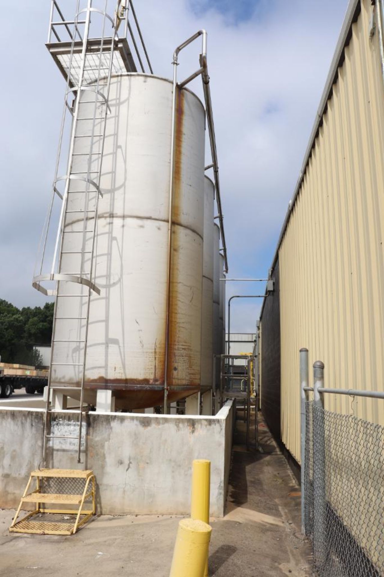 Stainless tank farm including 5 tanks and all components. - Image 15 of 16