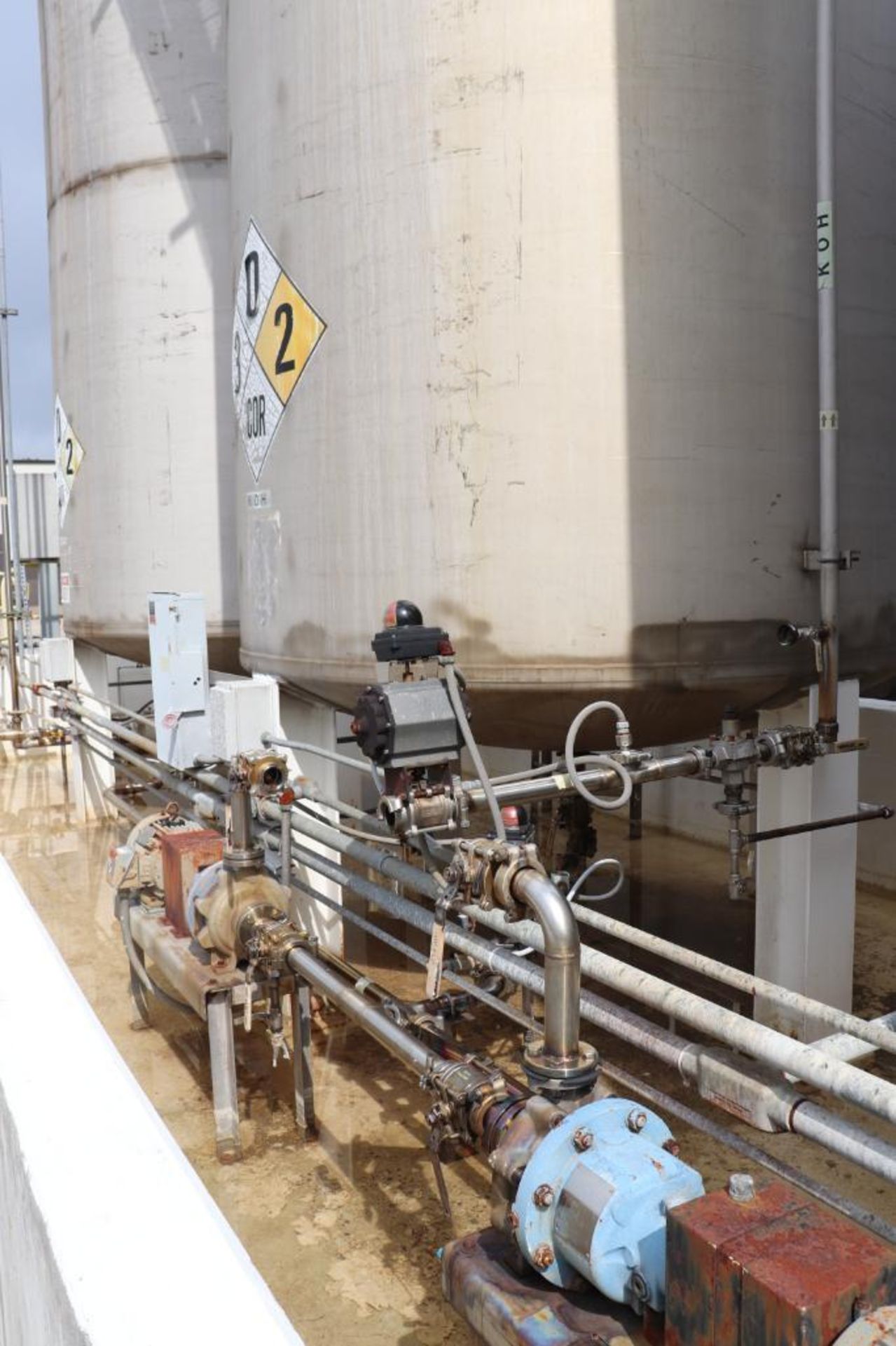 Stainless tank farm including 5 tanks and all components. - Image 6 of 16