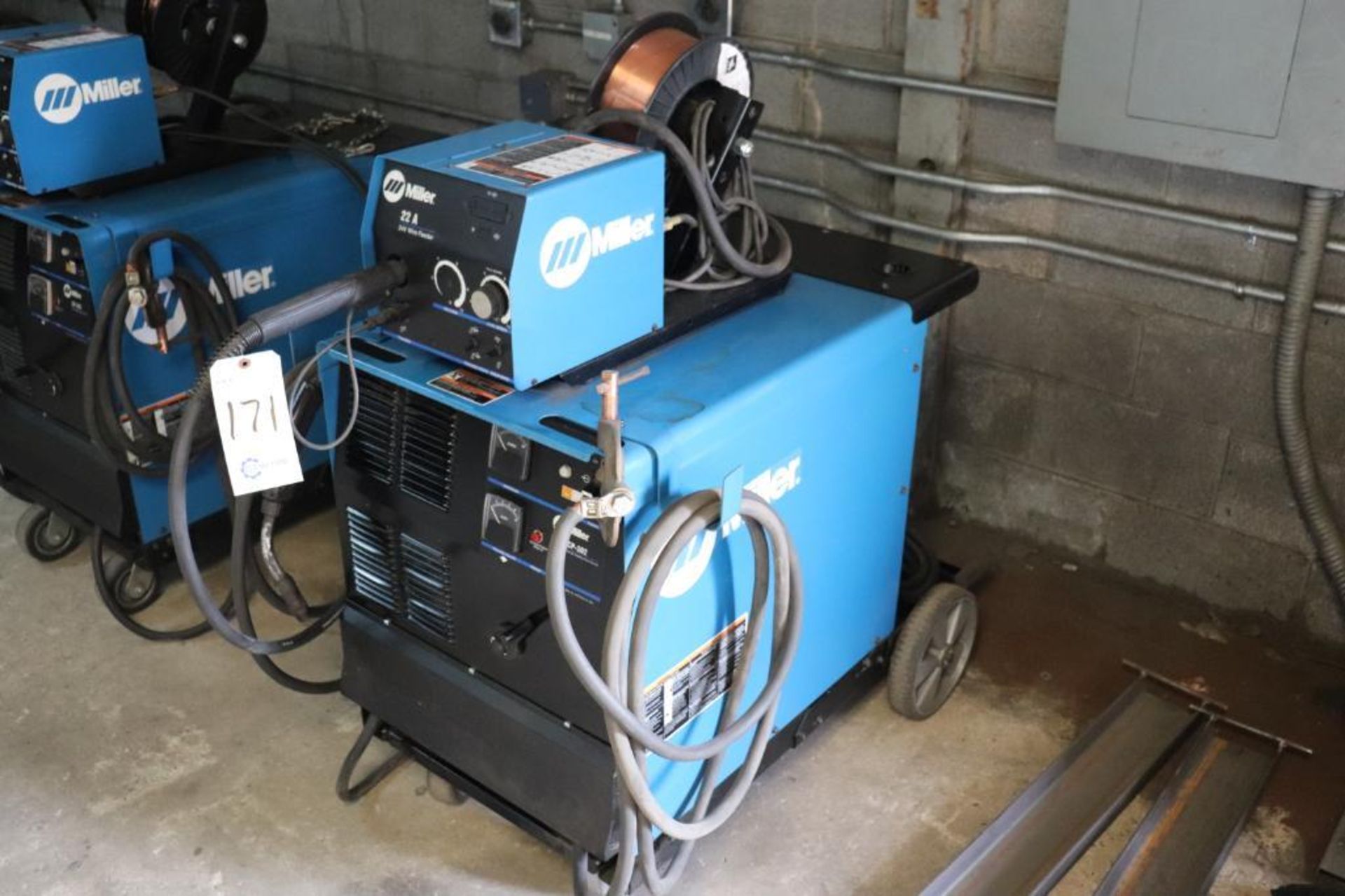 Miller 903786018 CP-302 MIG Welder w/ 22A feeder