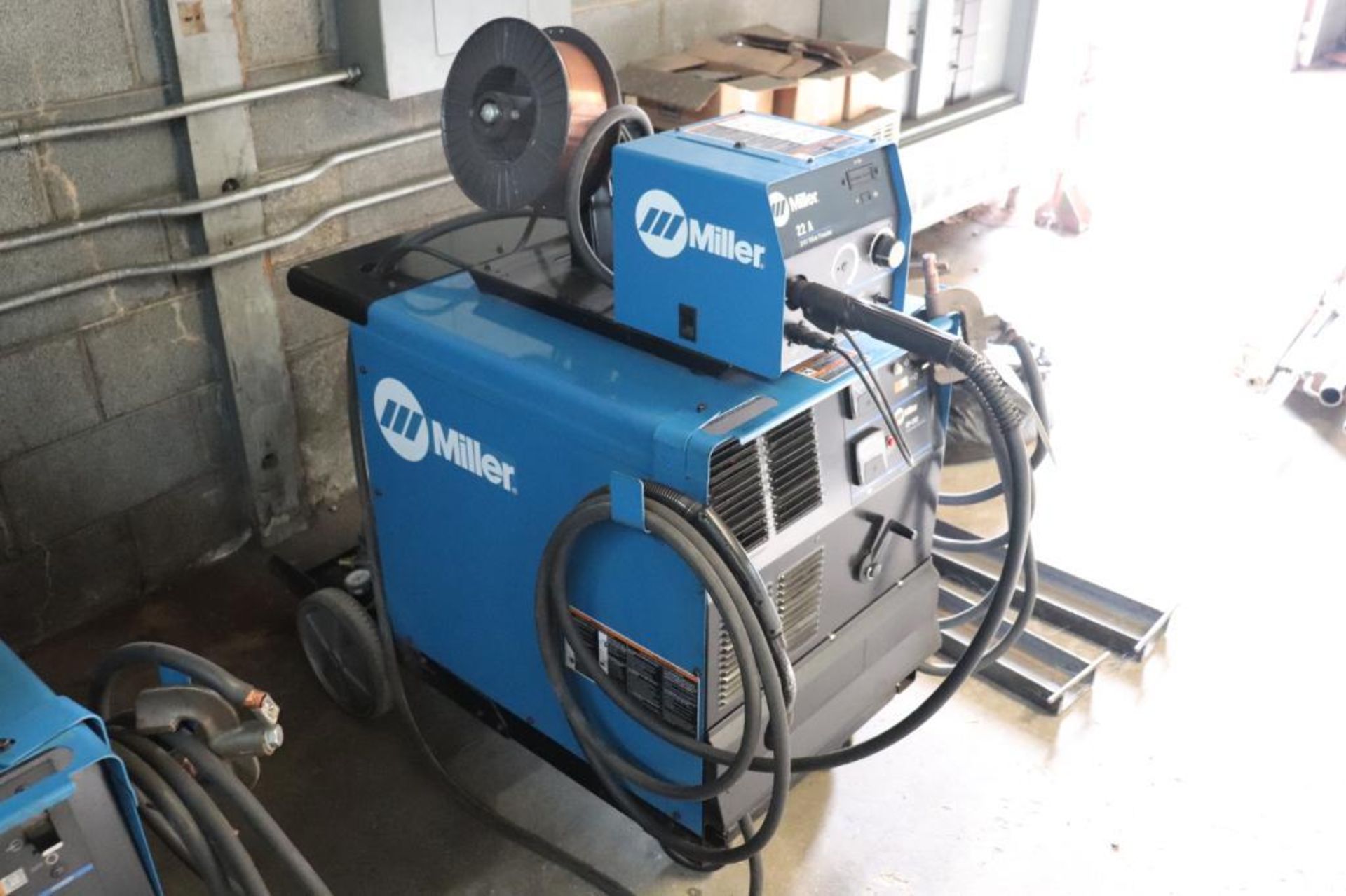 Miller 903786018 CP-302 MIG Welder w/ 22A feeder - Image 2 of 8