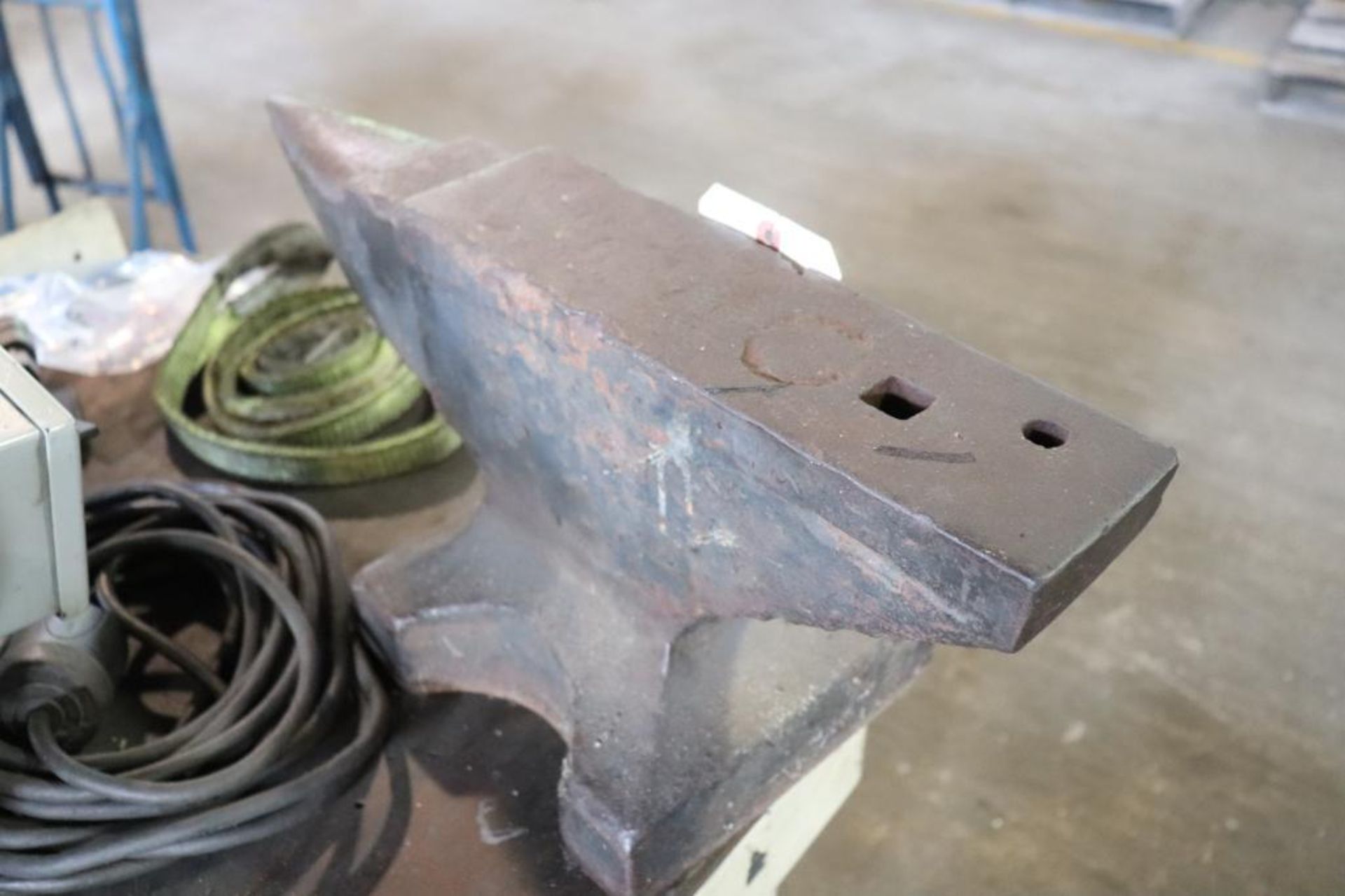 Anvil 20" x 8" x 10" overall - Image 2 of 3