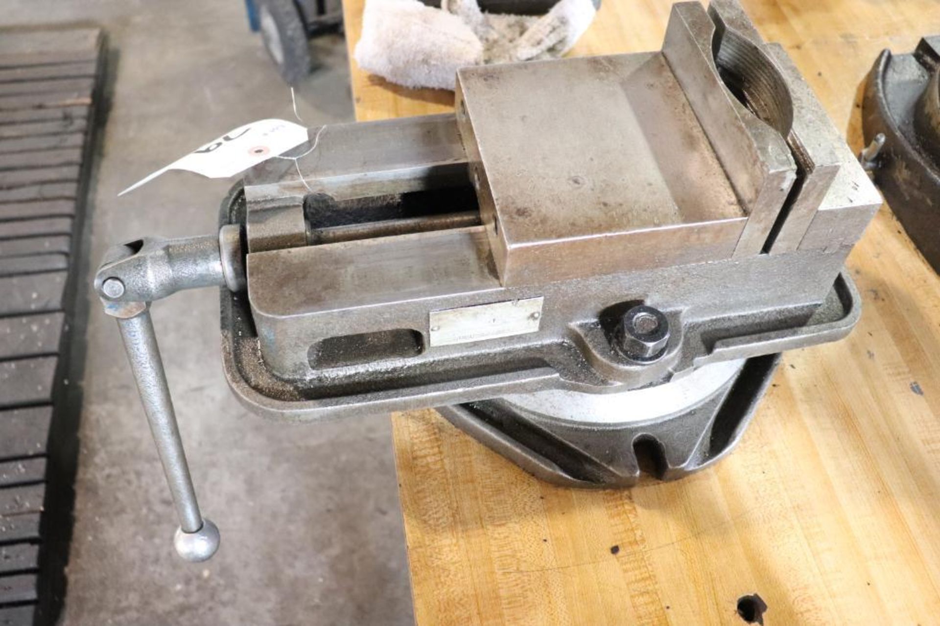 Kurt D60 6" milling vise