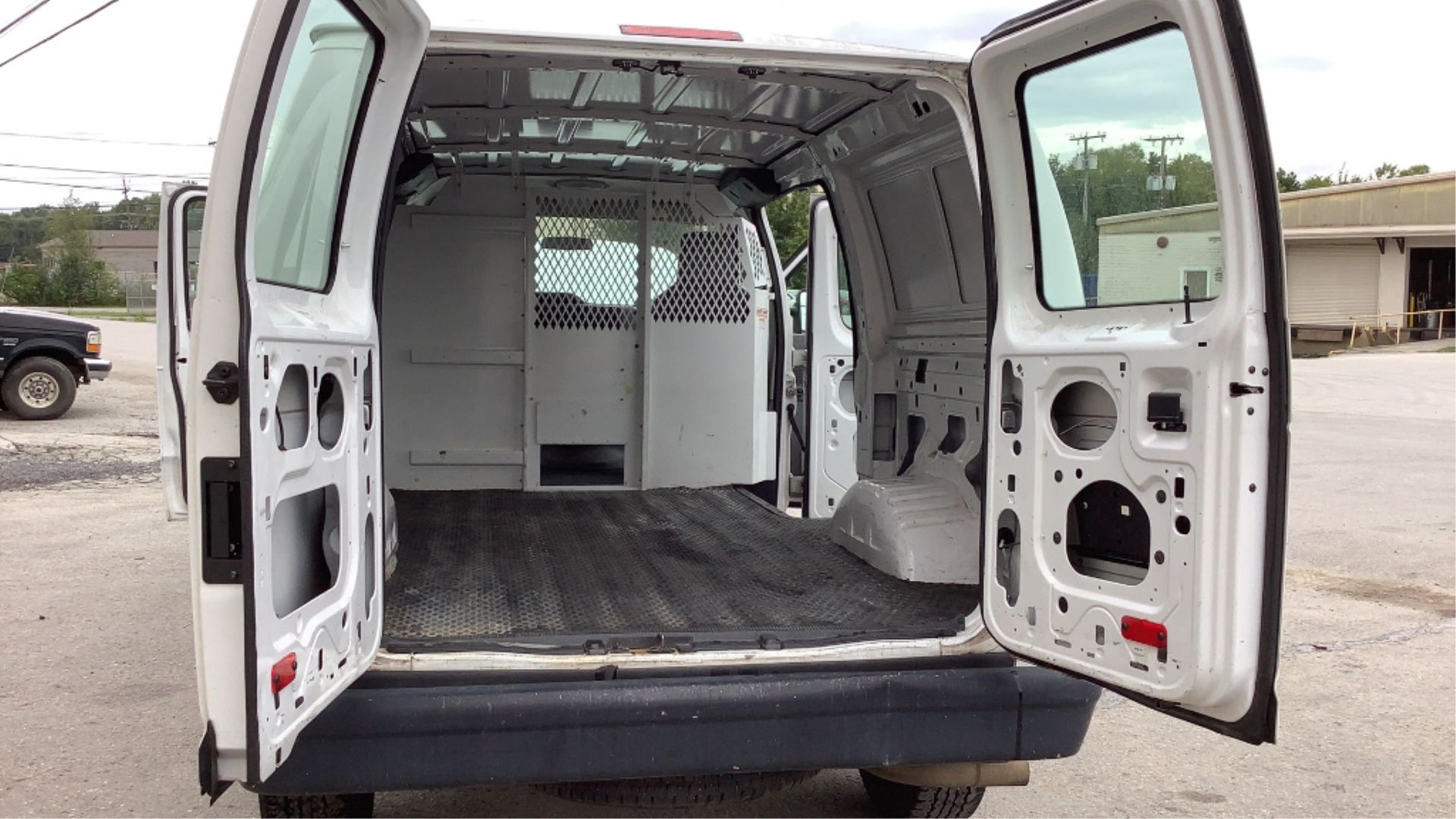 2009 Ford E-350 Cargo Van 2WD Super Duty - Image 47 of 74