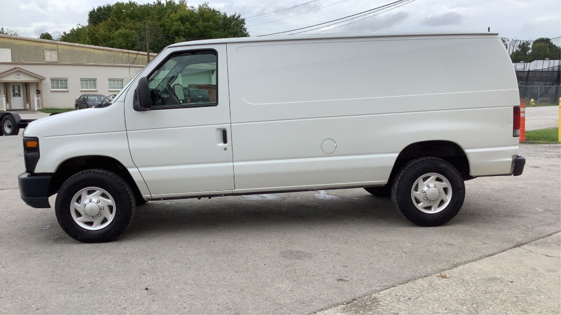 2009 Ford E-350 Cargo Van 2WD Super Duty - Image 13 of 74