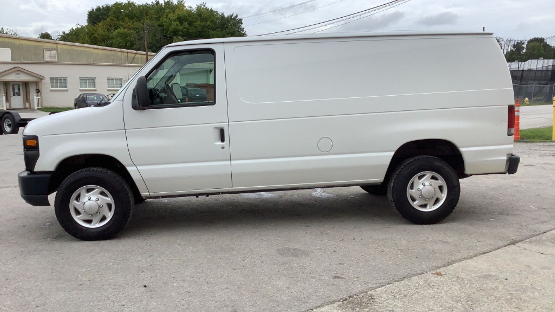 2009 Ford E-350 Cargo Van 2WD Super Duty - Image 9 of 74