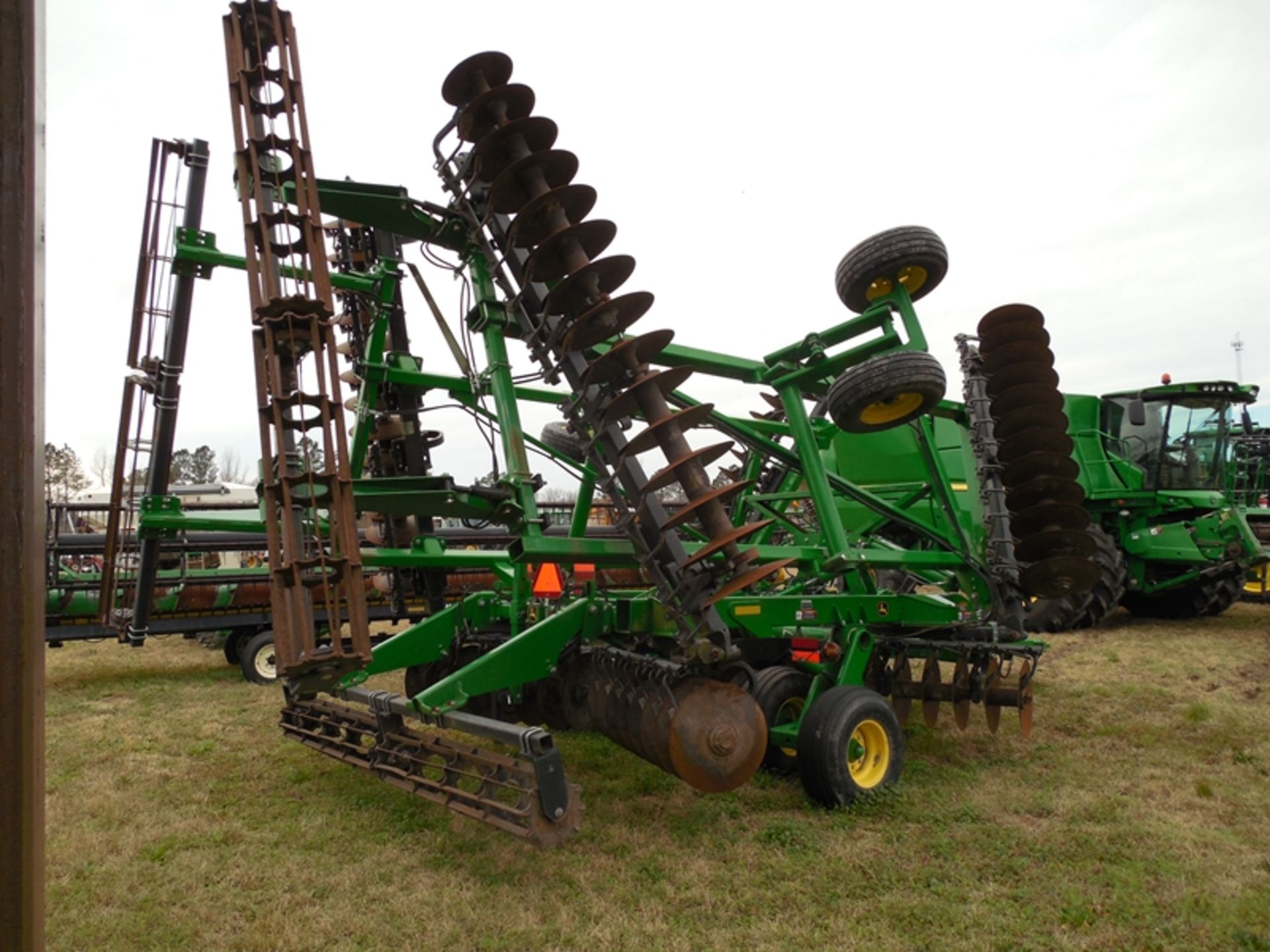 JD 2620 30.8" Disc Harrow 9" spacing hyd rolling baskets ser #IN02620XVG0765017 hyd rolling - Image 3 of 3