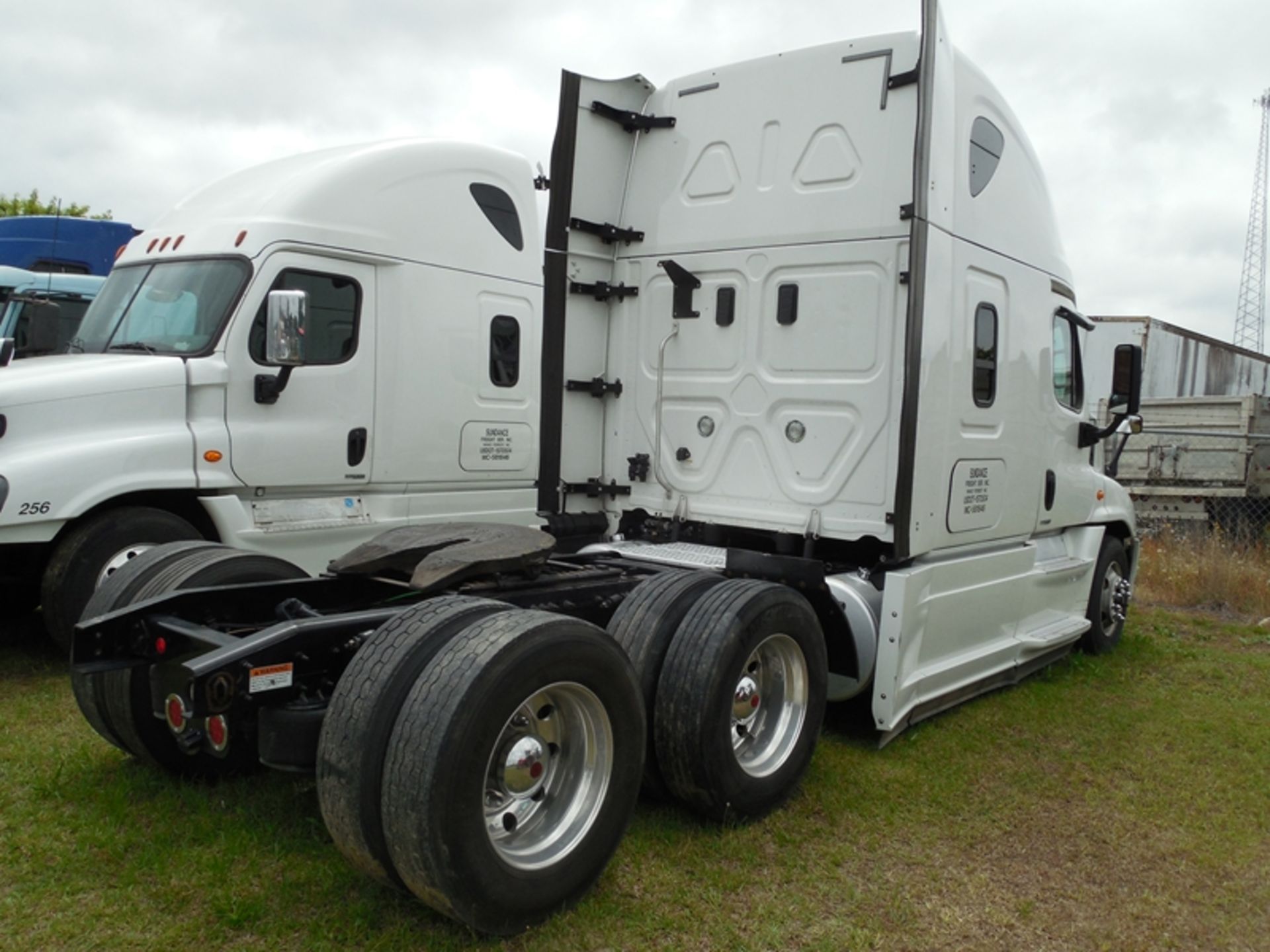 2017 Freightliner CA125SLP condo NOT RUNNING Detroit 14.8L auto trans, vin# 1FUJGLDR4HLHJ8120 - Image 3 of 6