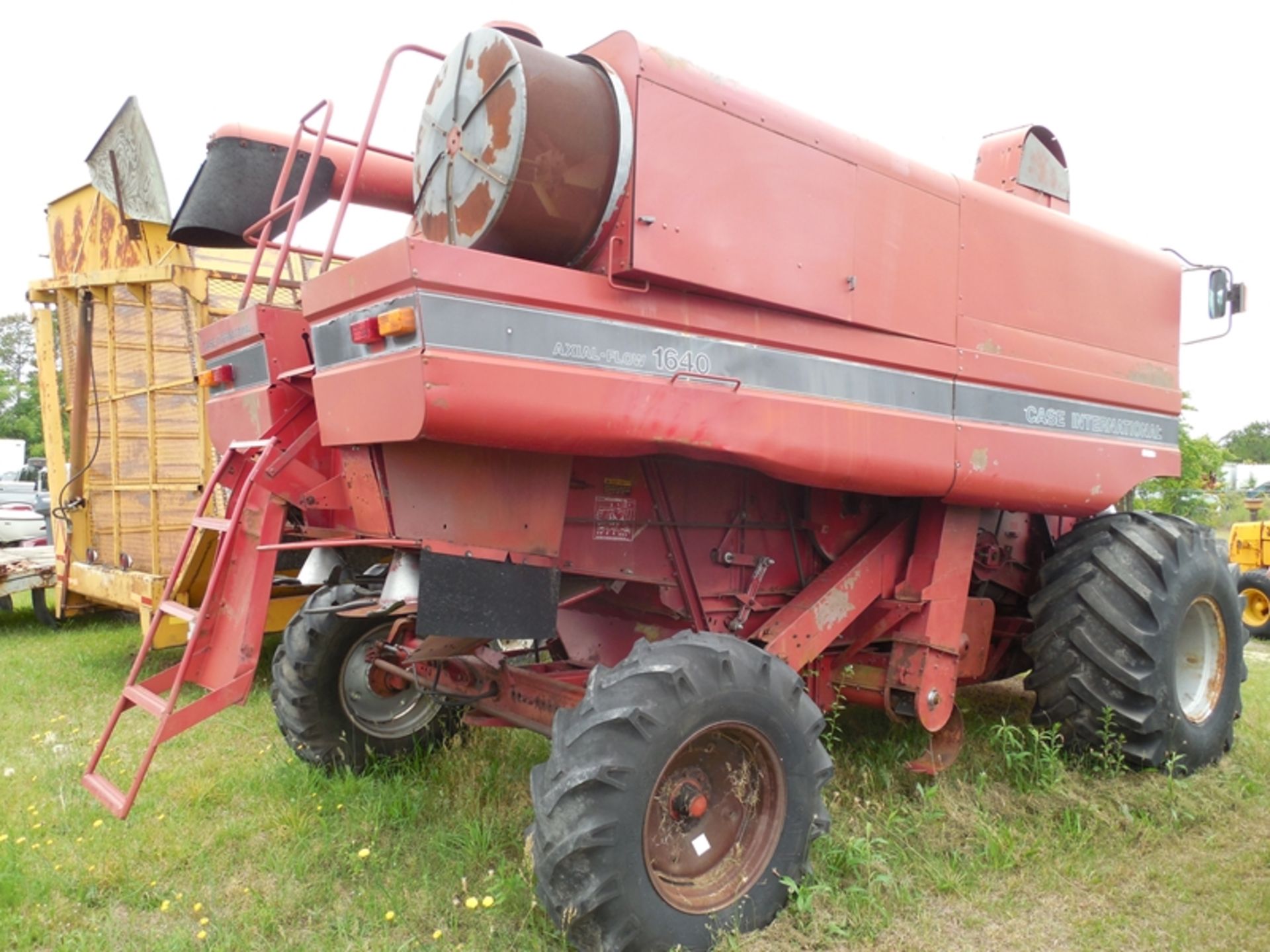 Case International 1640 combine - Image 3 of 4