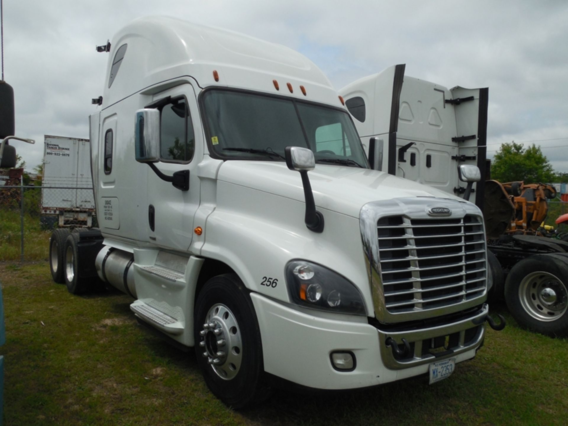 2017 Freightliner CA125SLP condo 455,744 showing Detroit 14.8L auto trans - Image 2 of 8