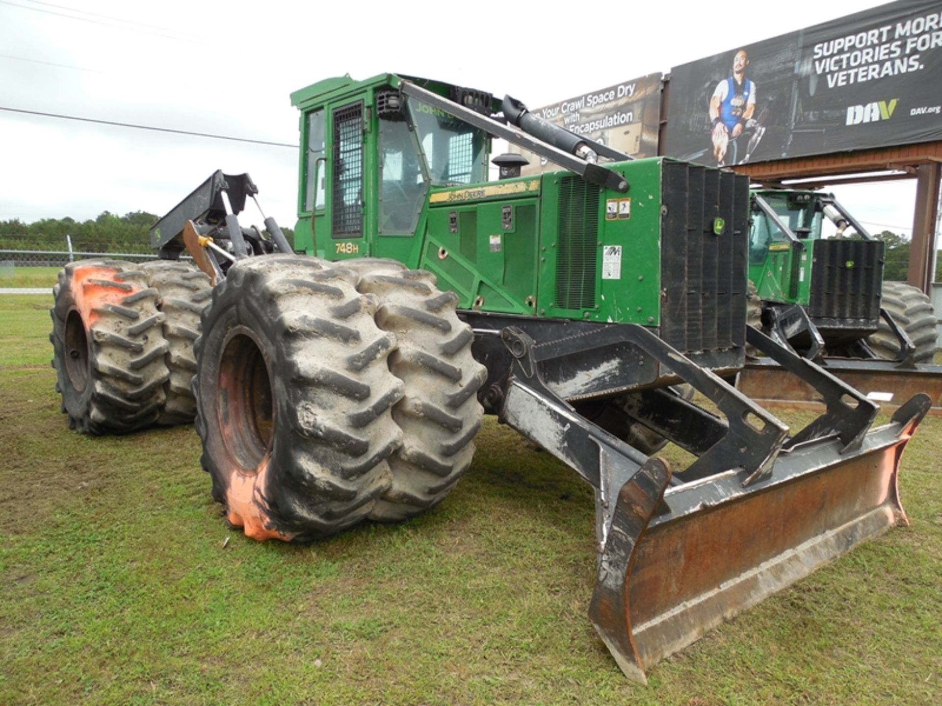 2014 Deere 748H skidder 24.5x32, duals 10,106 hrs showing ser# 1DW748XXED664379 - Image 2 of 12