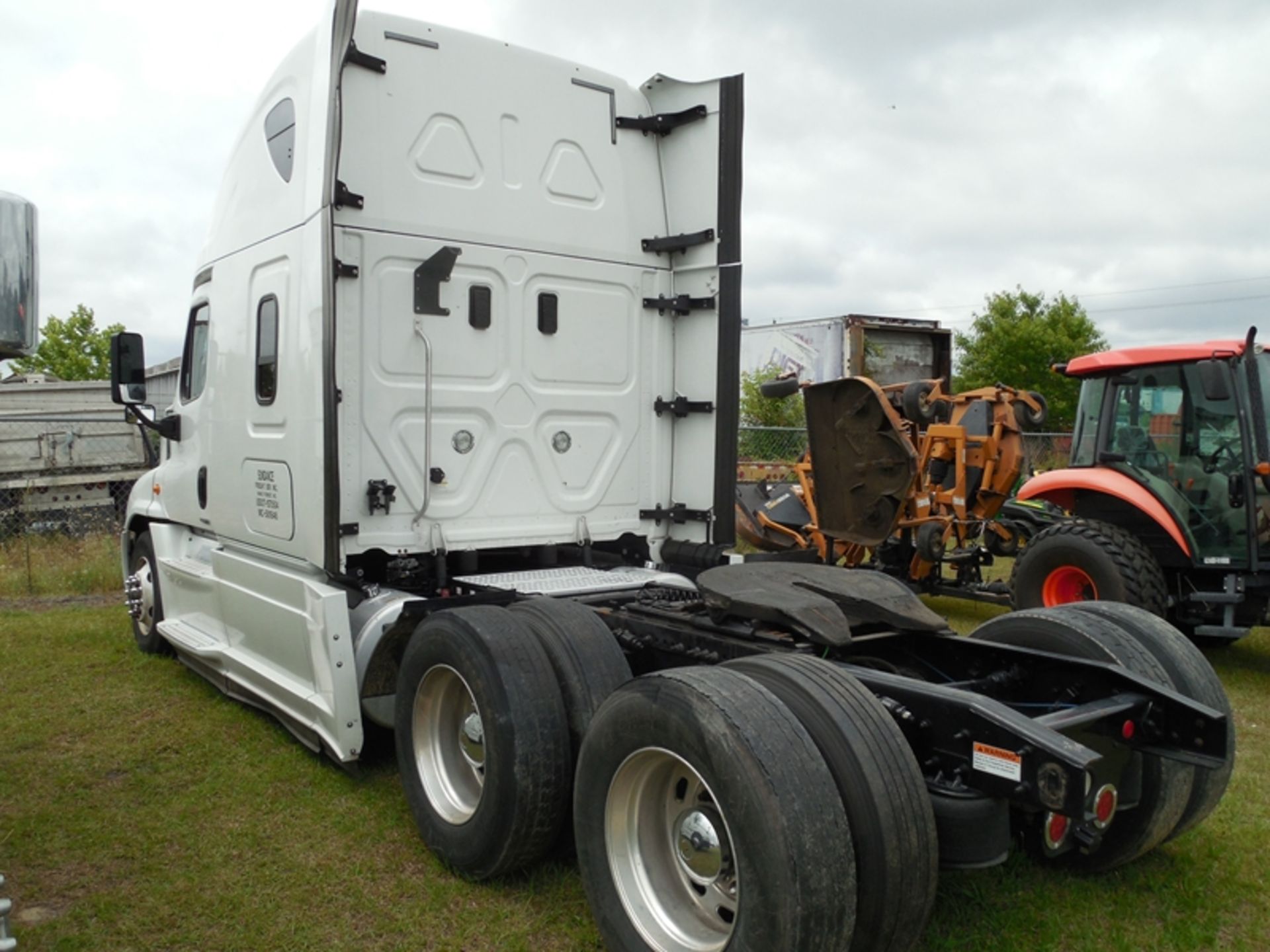 2017 Freightliner CA125SLP condo NOT RUNNING Detroit 14.8L auto trans, vin# 1FUJGLDR4HLHJ8120 - Image 4 of 6