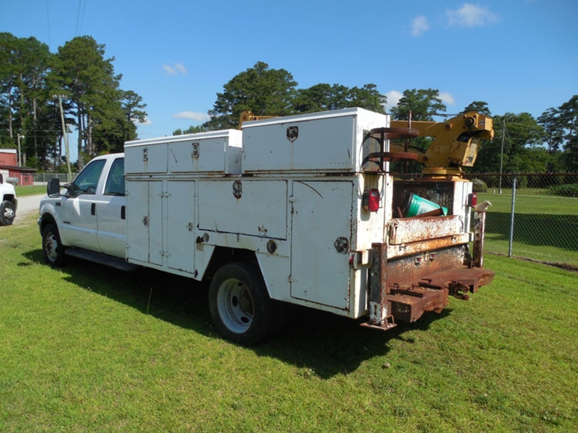 2001 F550 CREW CAB 4 dr, 4wd, dsl, NOT RUNNING, IMT 11M900 Utitlity Body w/Hydraulic Crane245,654 mi - Image 4 of 9