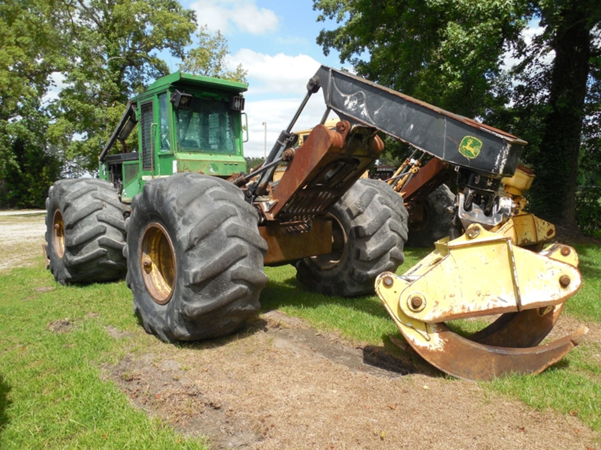 2005 JD 648GIII winch dual arch grappleser# 648Gx60749835.5 x 32 tires - Image 4 of 7