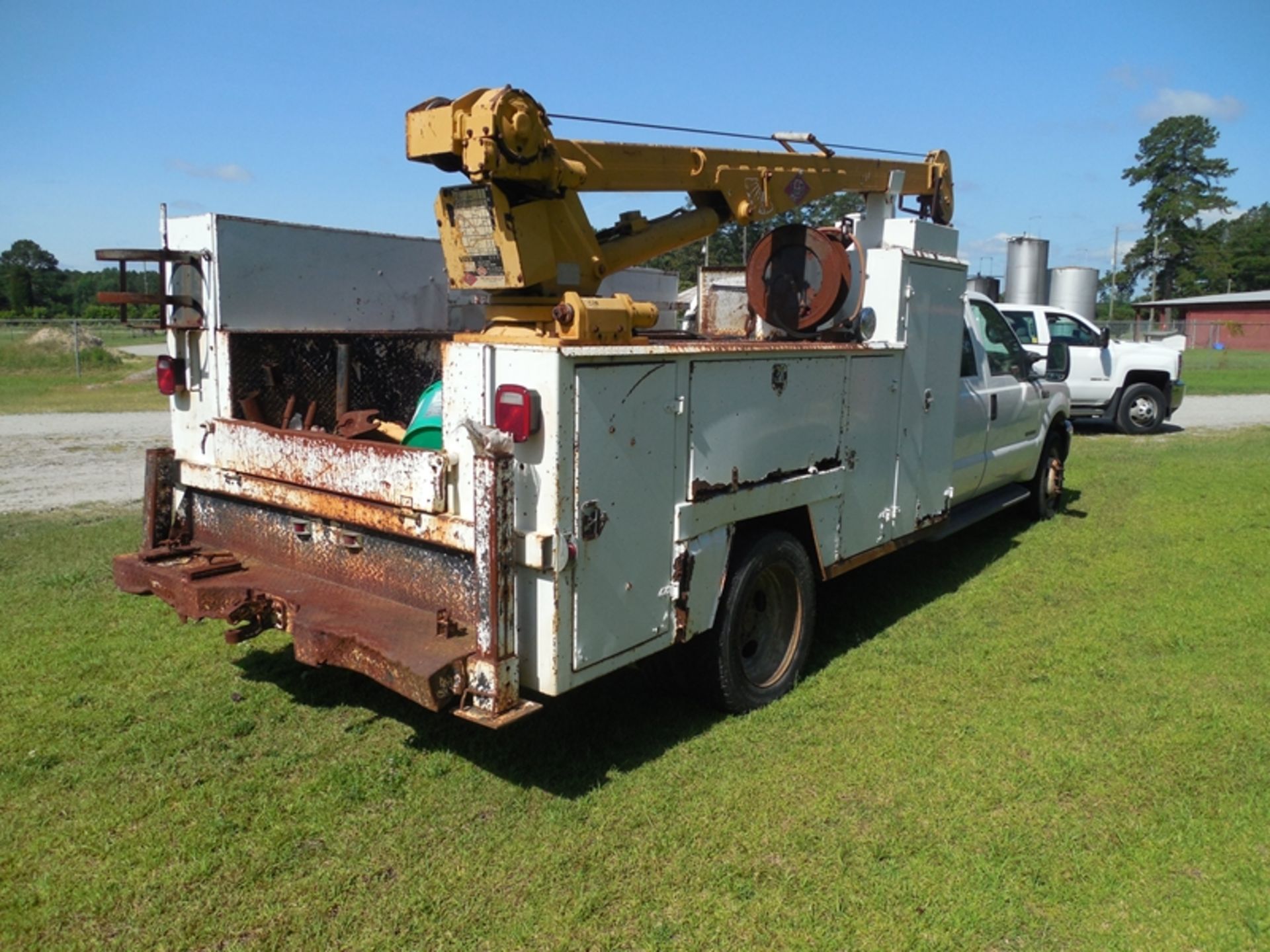 2001 F550 CREW CAB 4 dr, 4wd, dsl, NOT RUNNING, IMT 11M900 Utitlity Body w/Hydraulic Crane245,654 mi - Image 3 of 9