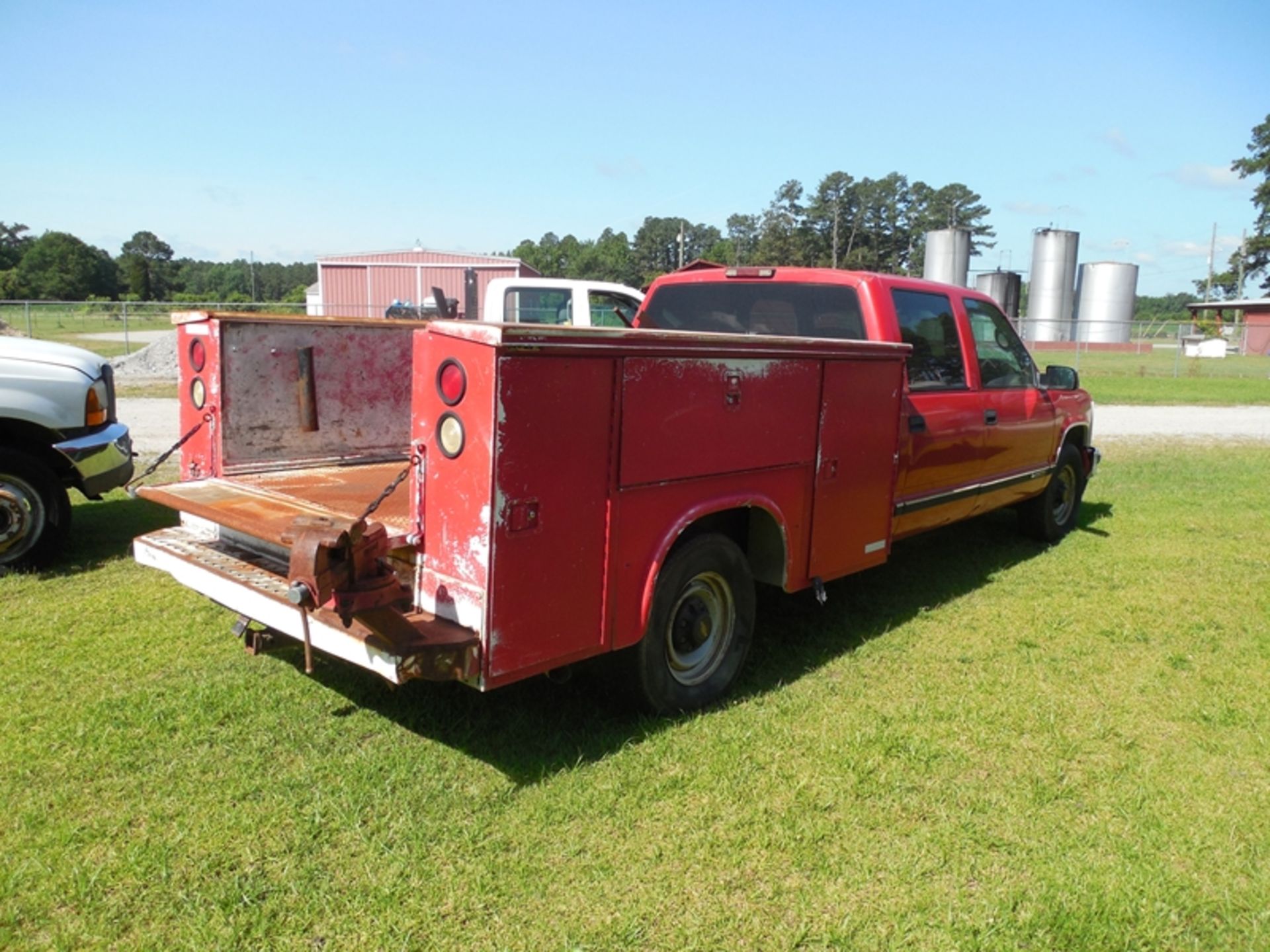 1997 Chev Crew Cab 3500 4 dr, Simpson 8' utility body, gas, manual, not running229,700 miles vin# - Image 3 of 8