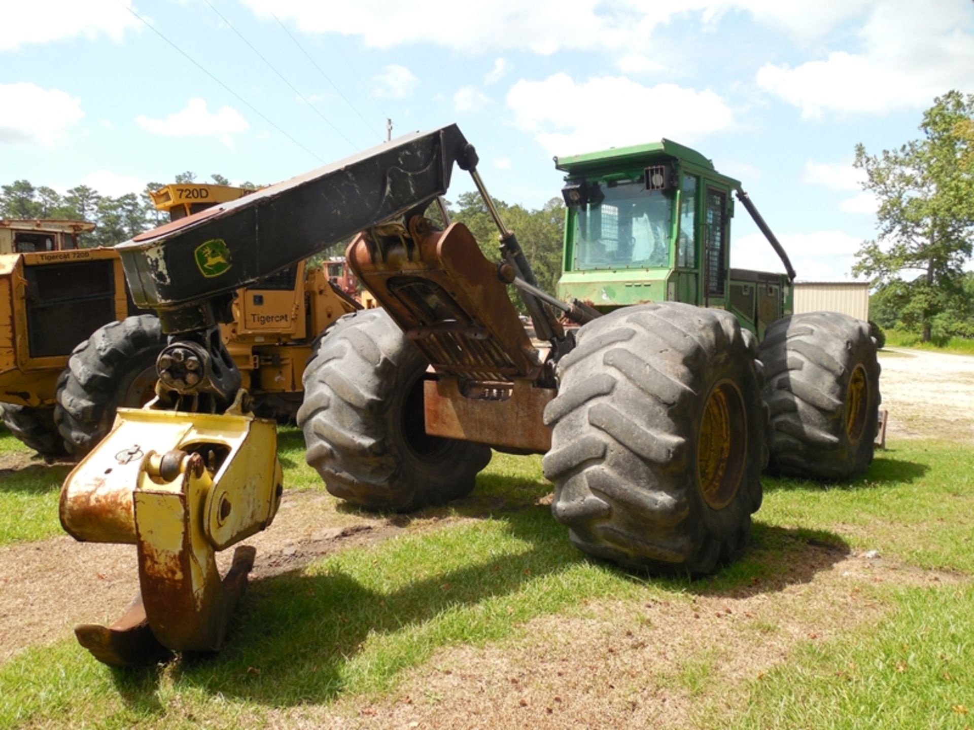 2005 JD 648GIII winch dual arch grappleser# 648Gx60749835.5 x 32 tires - Image 3 of 7