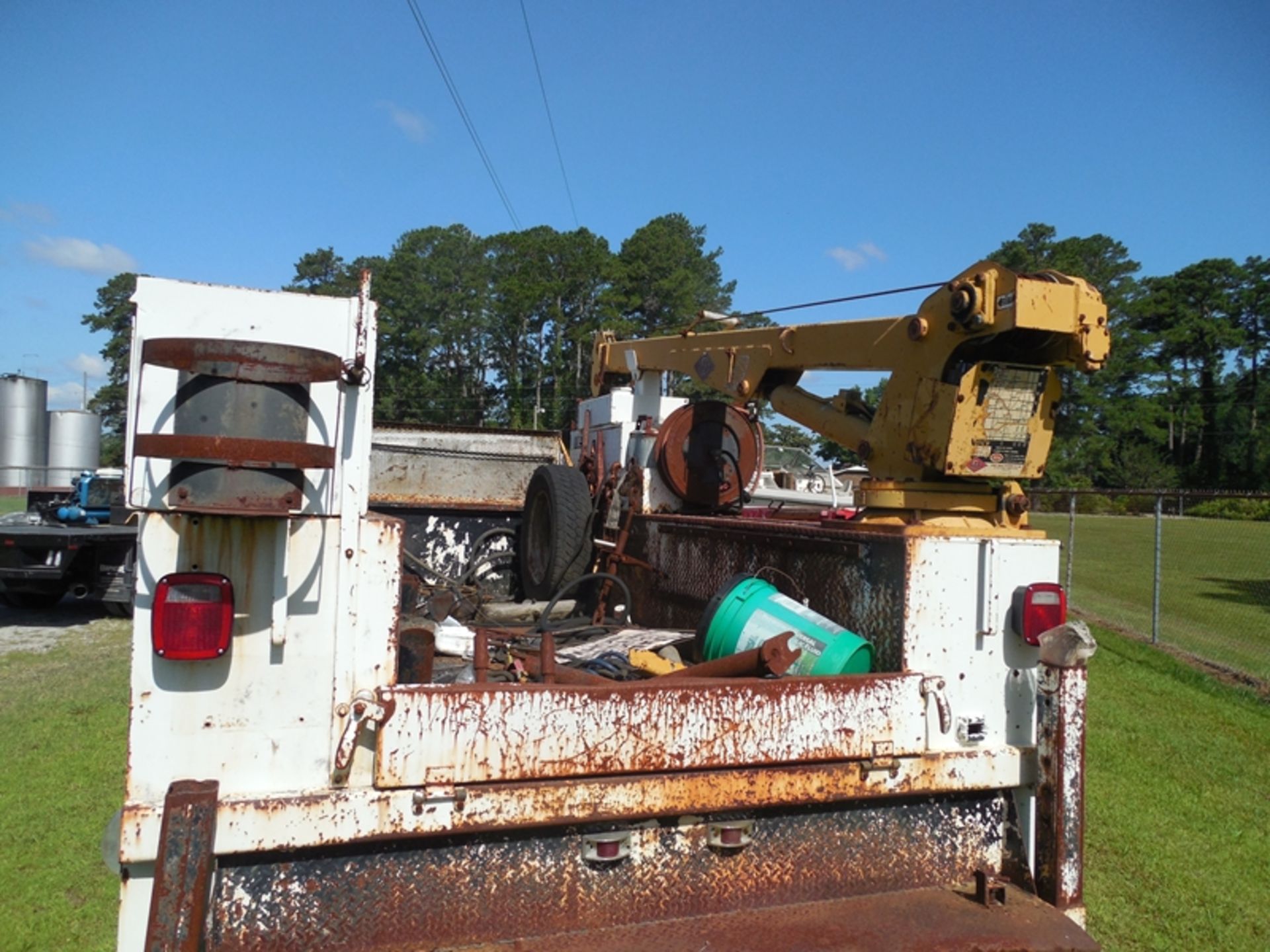 2001 F550 CREW CAB 4 dr, 4wd, dsl, NOT RUNNING, IMT 11M900 Utitlity Body w/Hydraulic Crane245,654 mi - Image 5 of 9