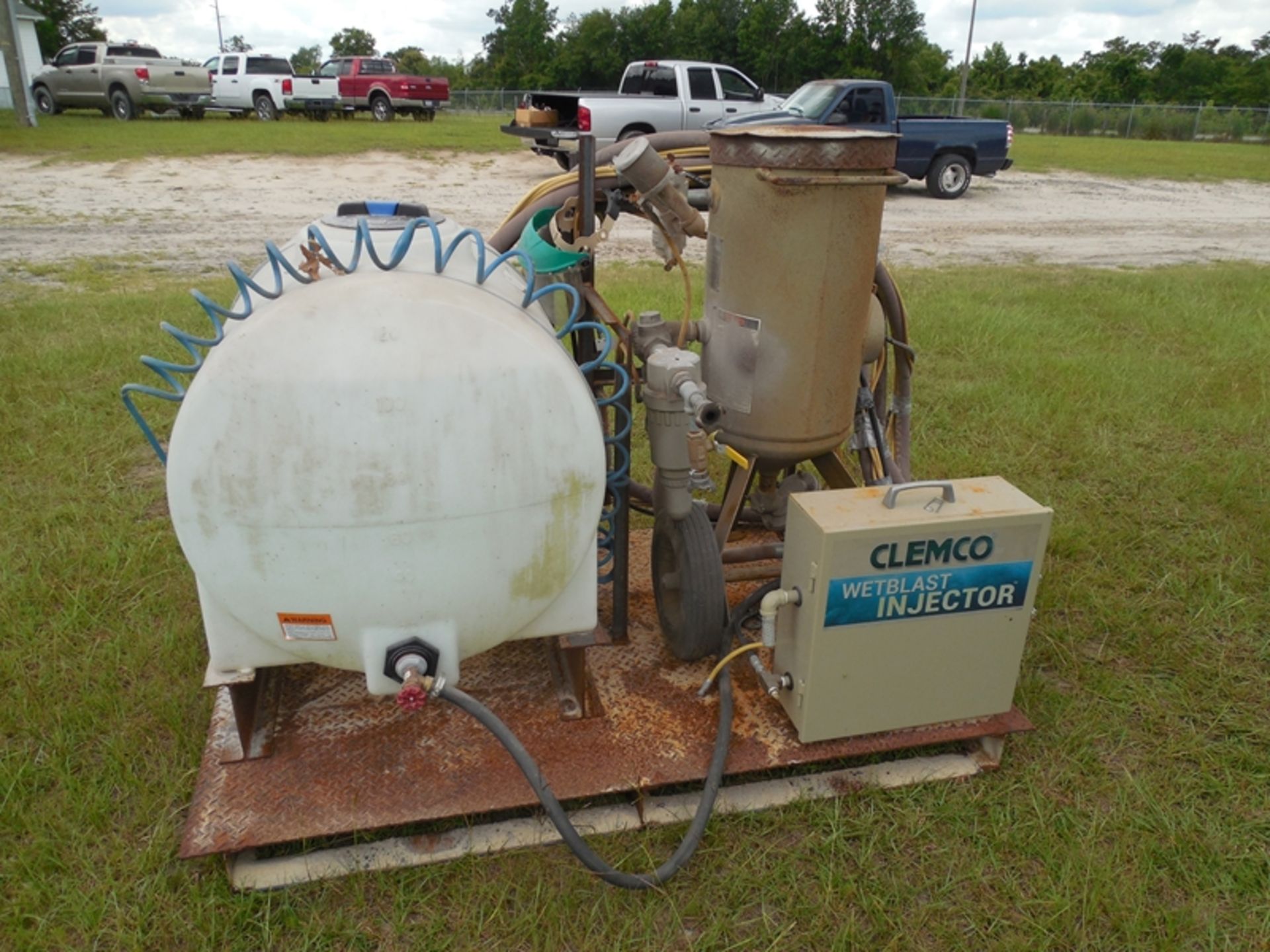 Chemco 150 PSI sand blaster w/Chemco wet blast injector - Image 3 of 4